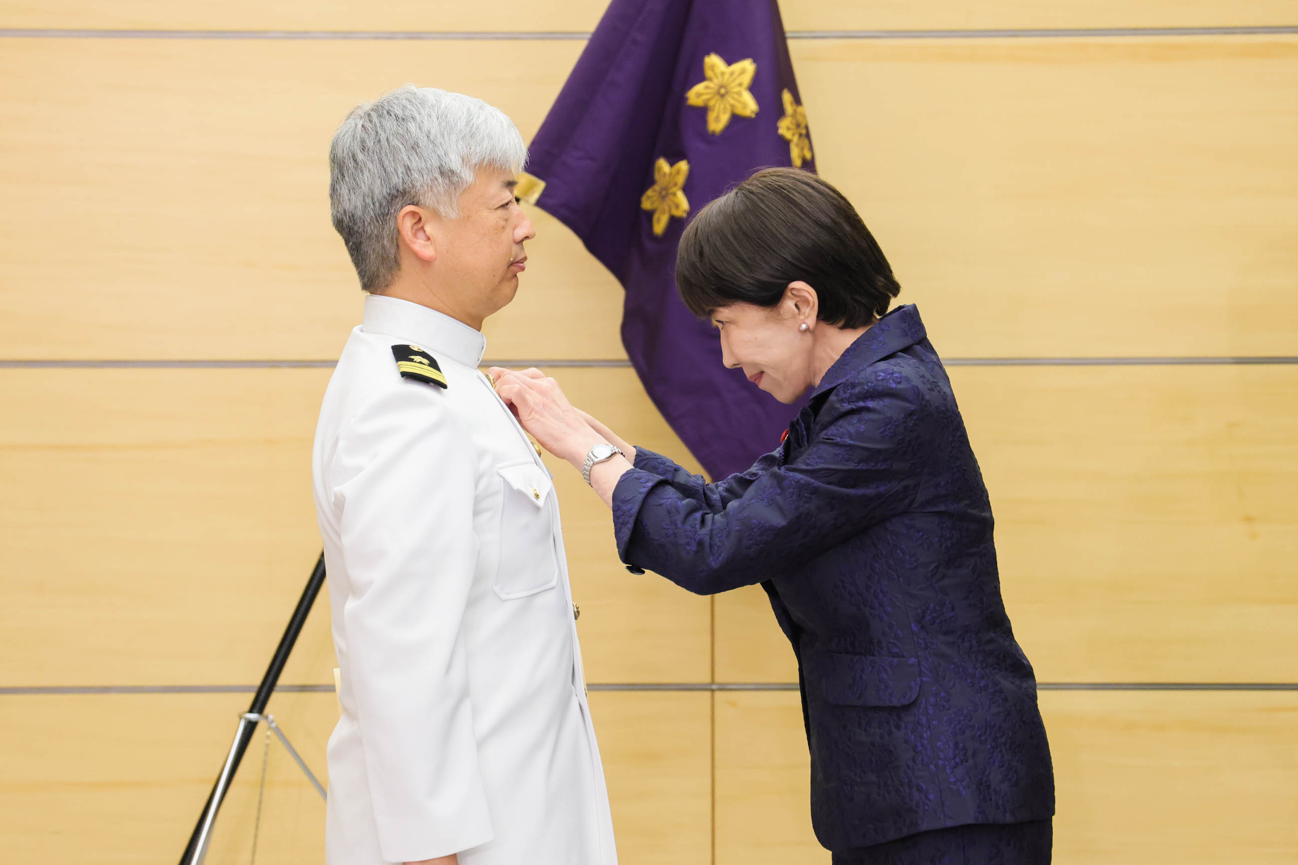 表彰状を授与する高市総理２