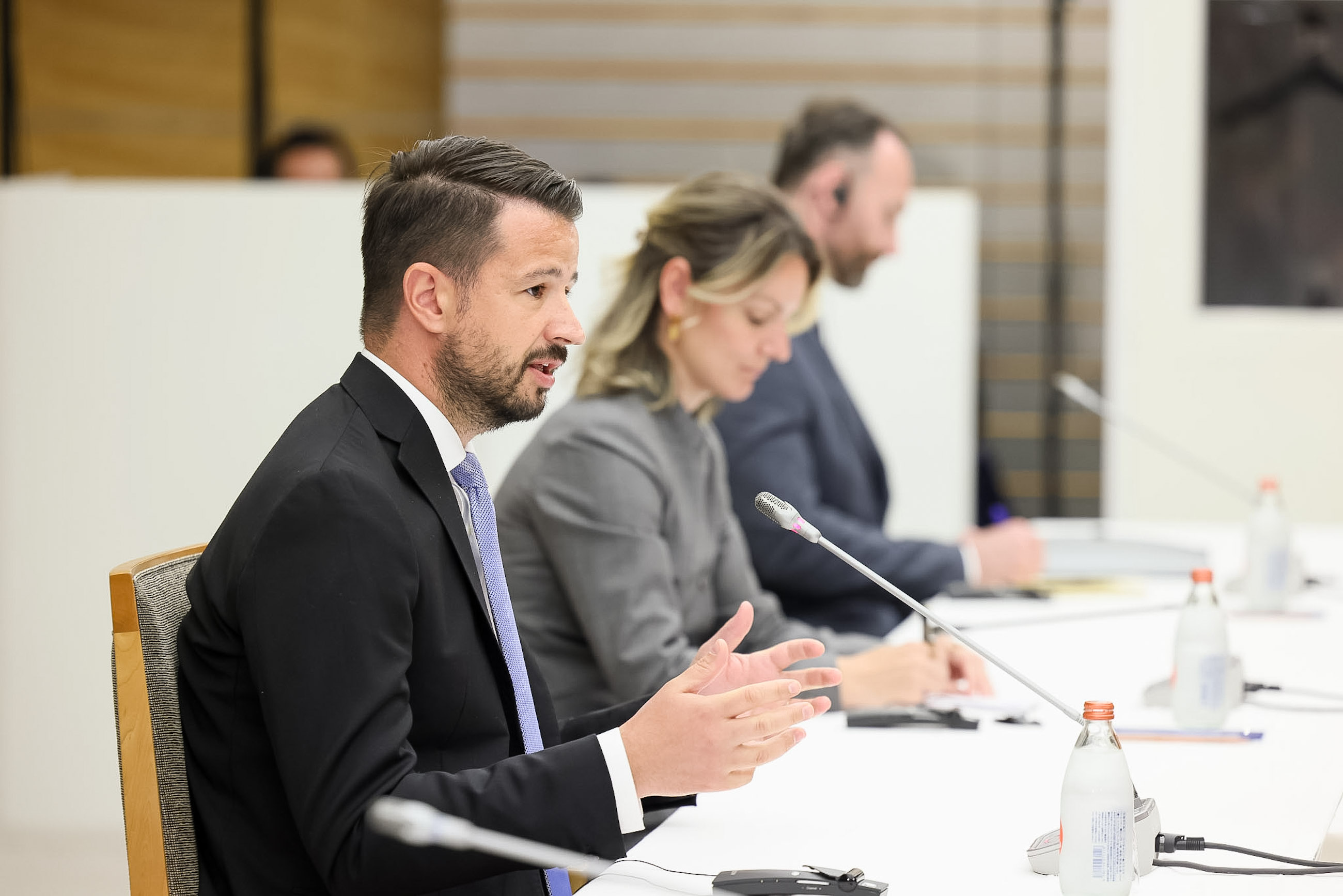 ミラトビッチ大統領と会談する高市総理６