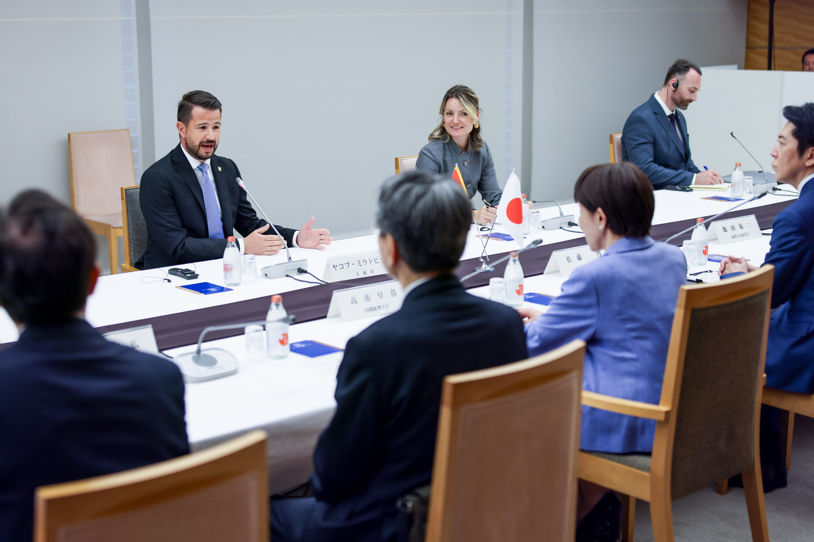 ミラトビッチ大統領と会談する高市総理１０