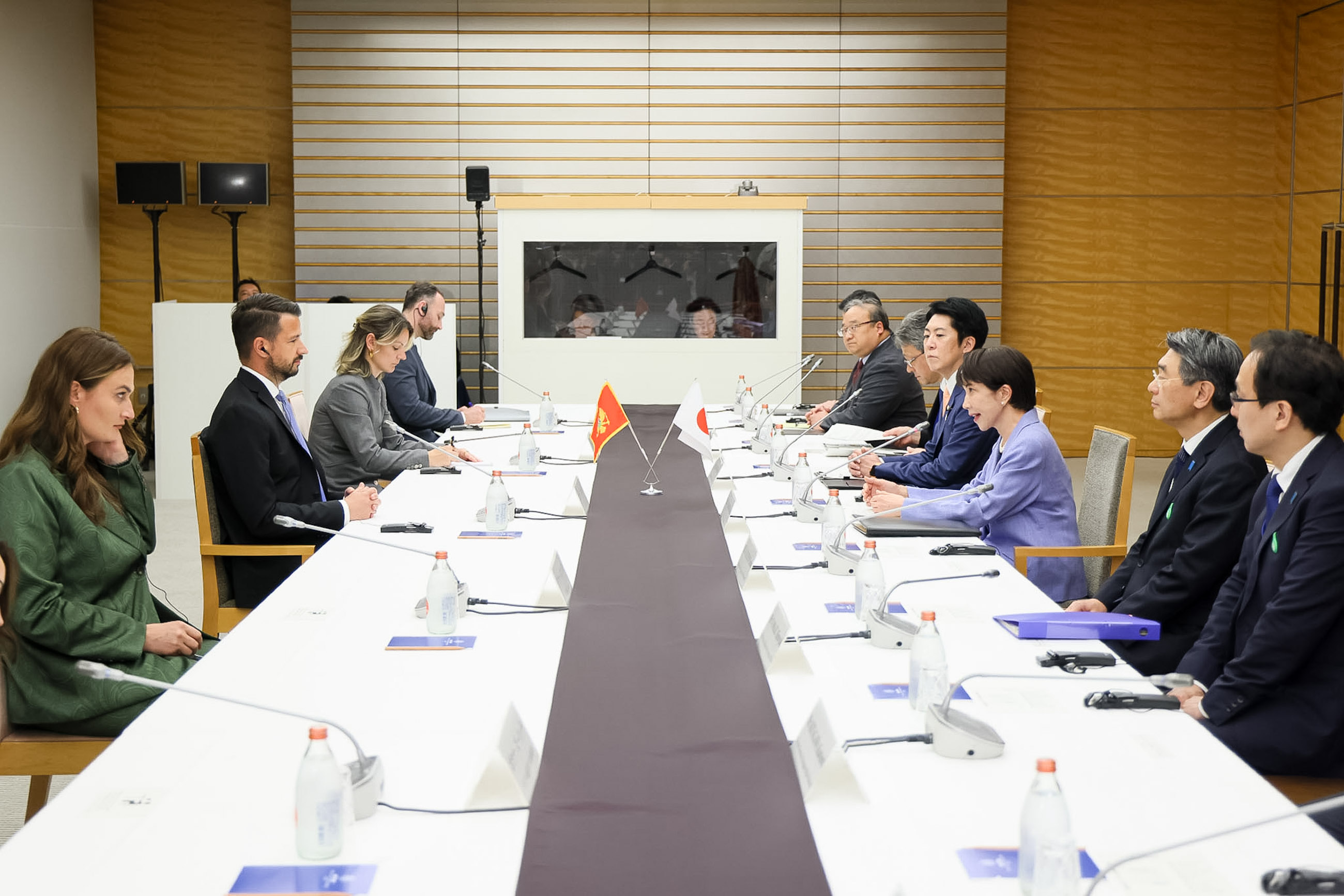 ミラトビッチ大統領と会談する高市総理４