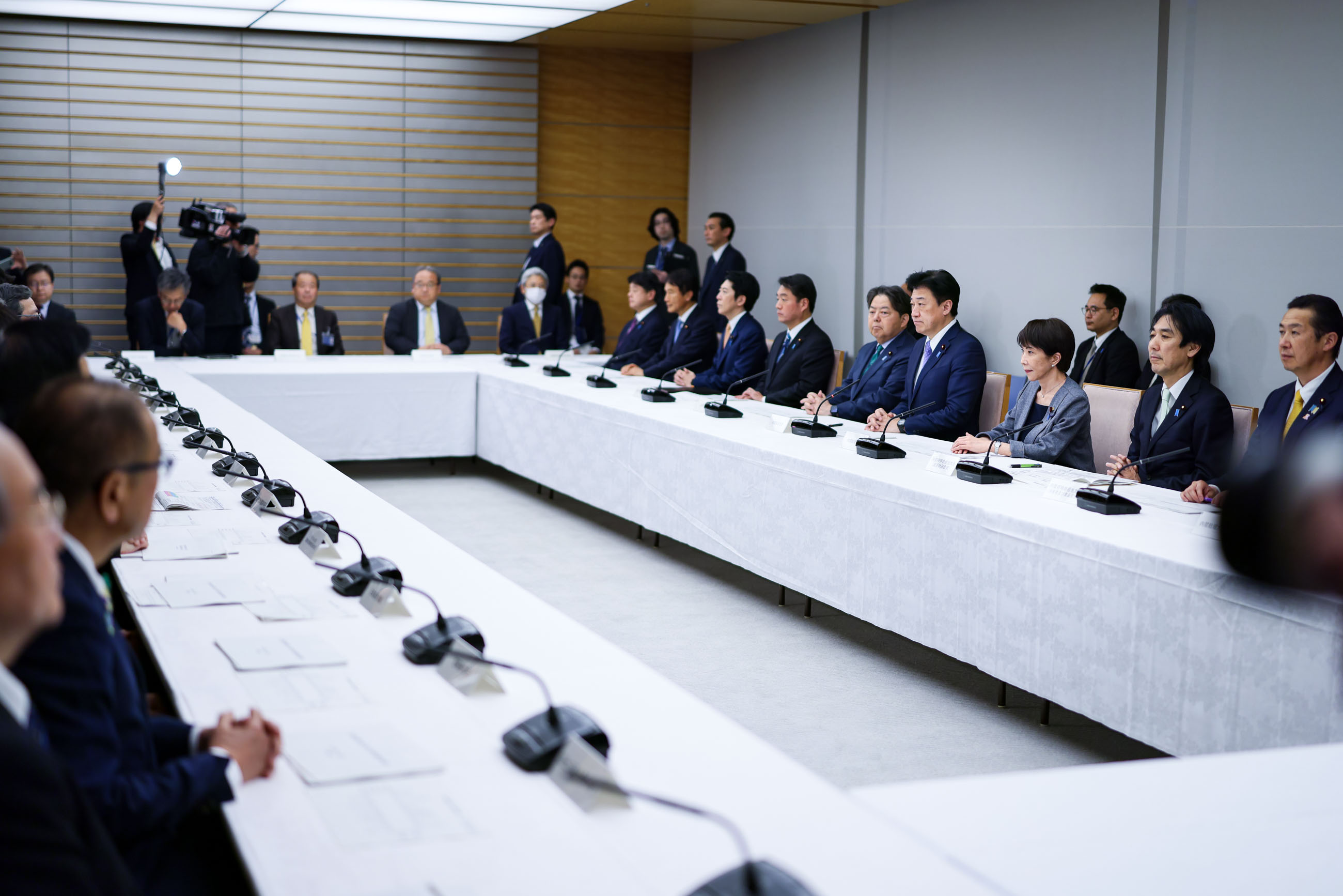 会議に臨む高市総理１