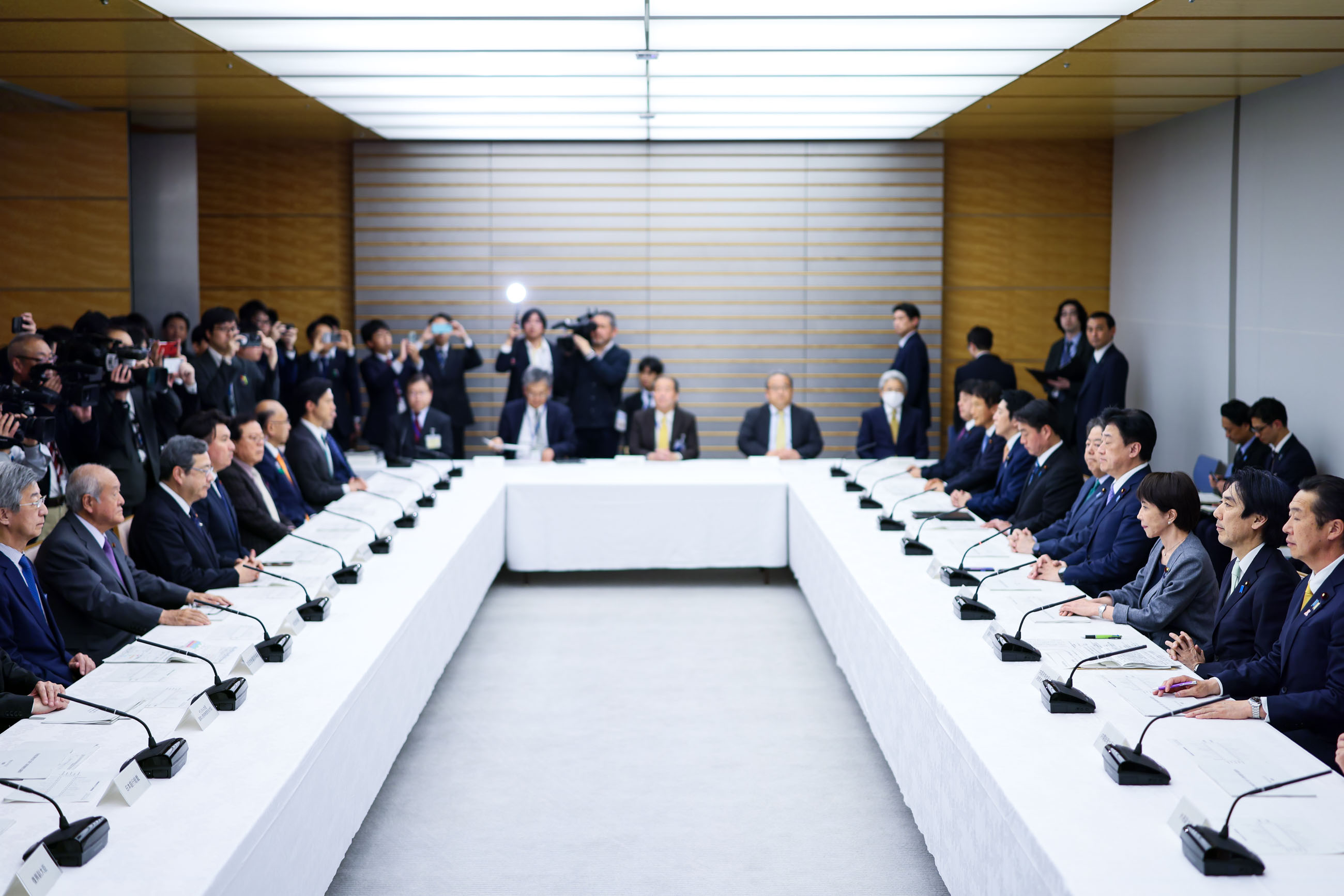 会議に臨む高市総理３