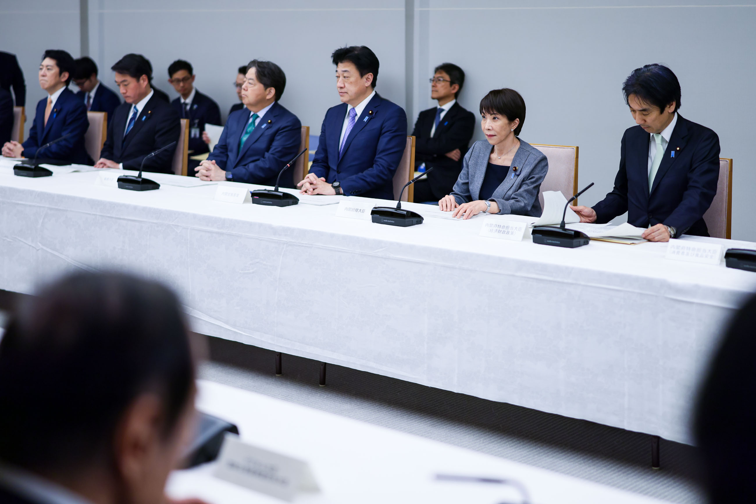 会議に臨む高市総理４