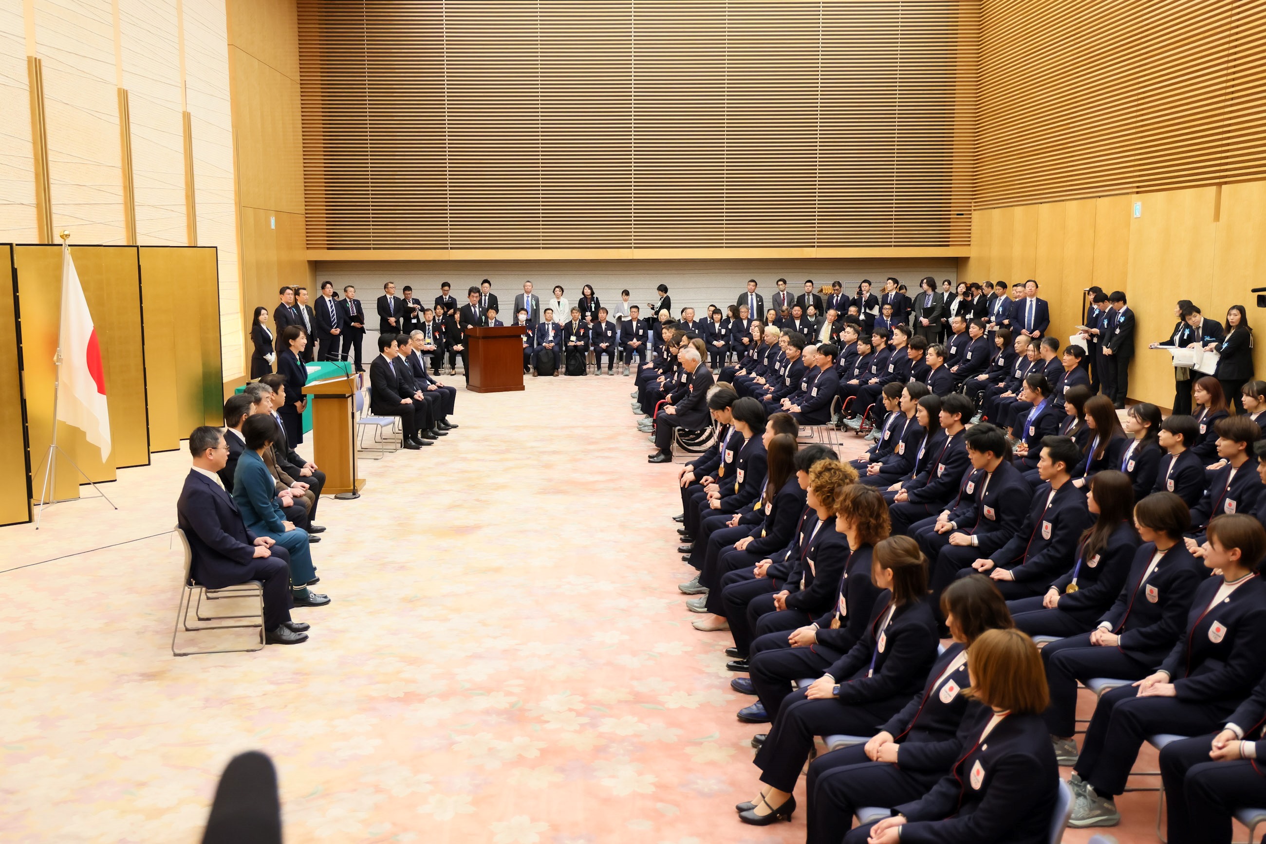 挨拶する高市総理２