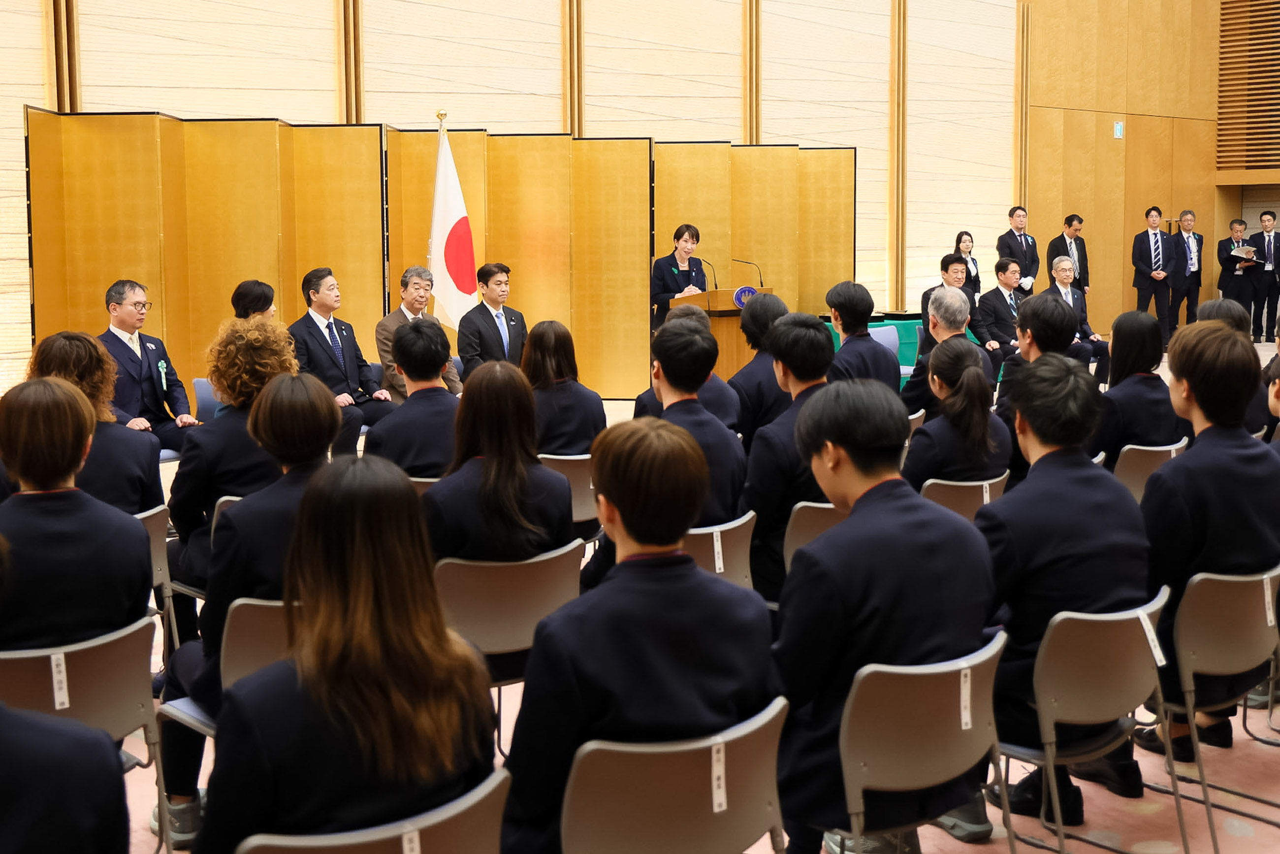 挨拶する高市総理３