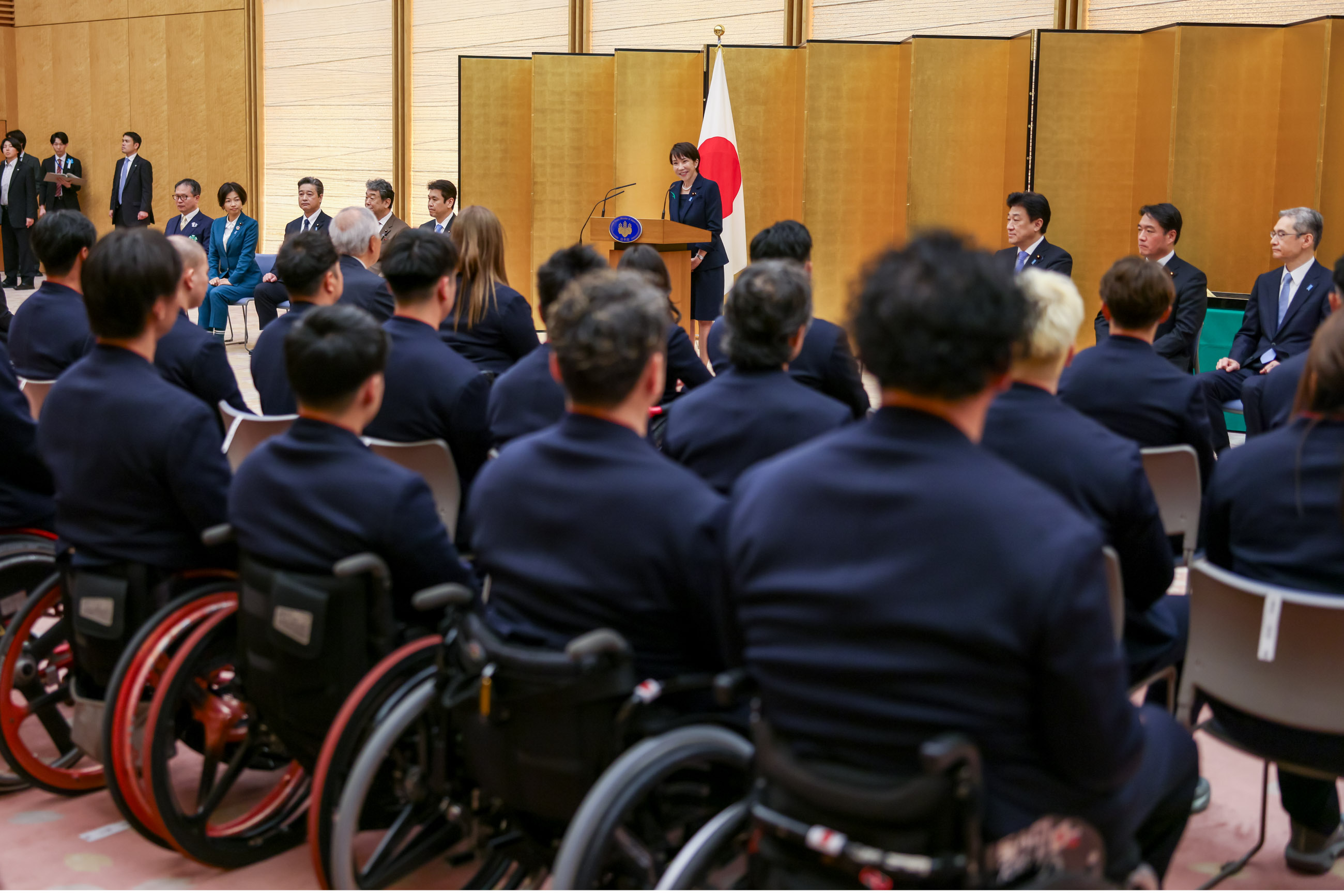 挨拶する高市総理４