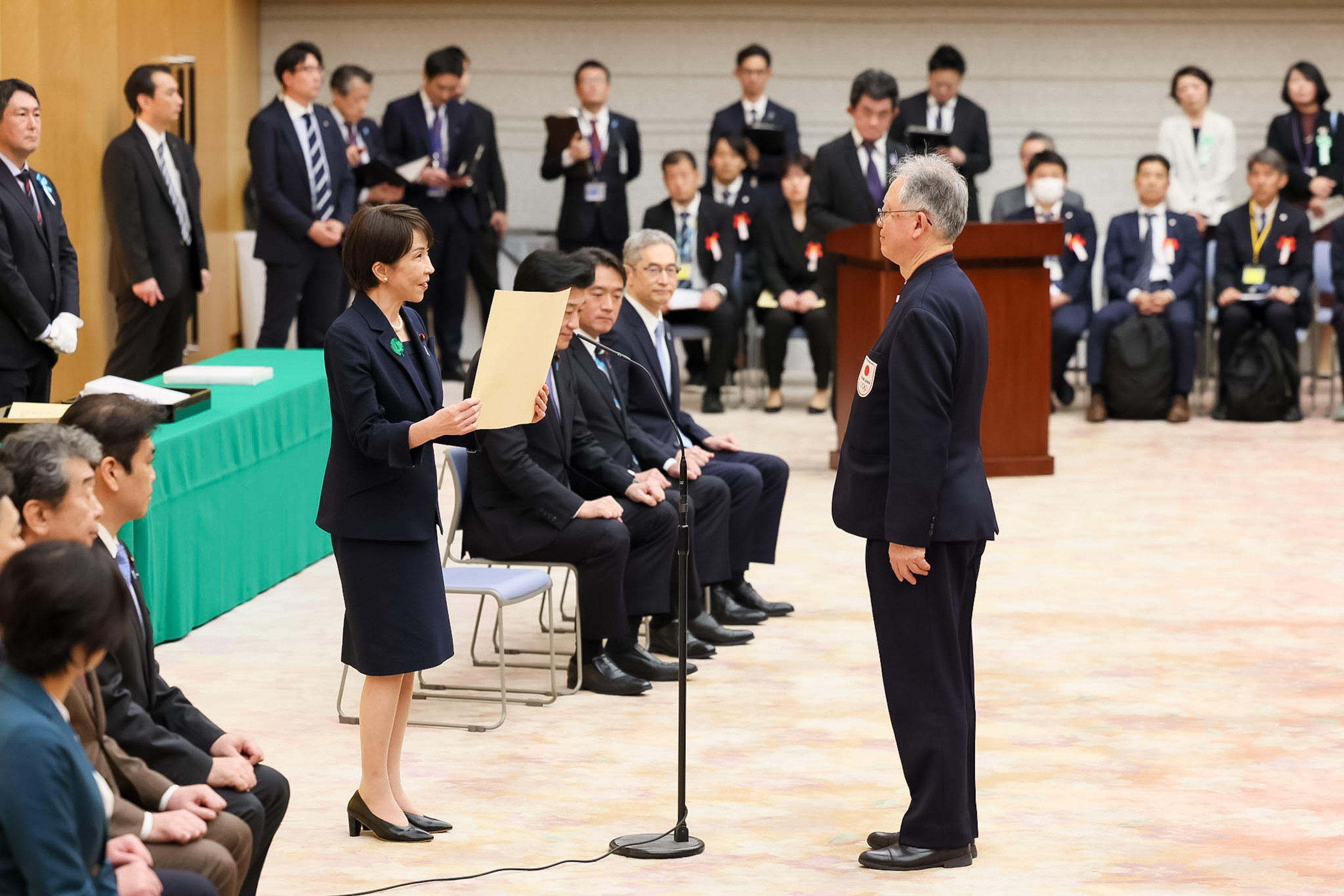 感謝状を授与する高市総理２