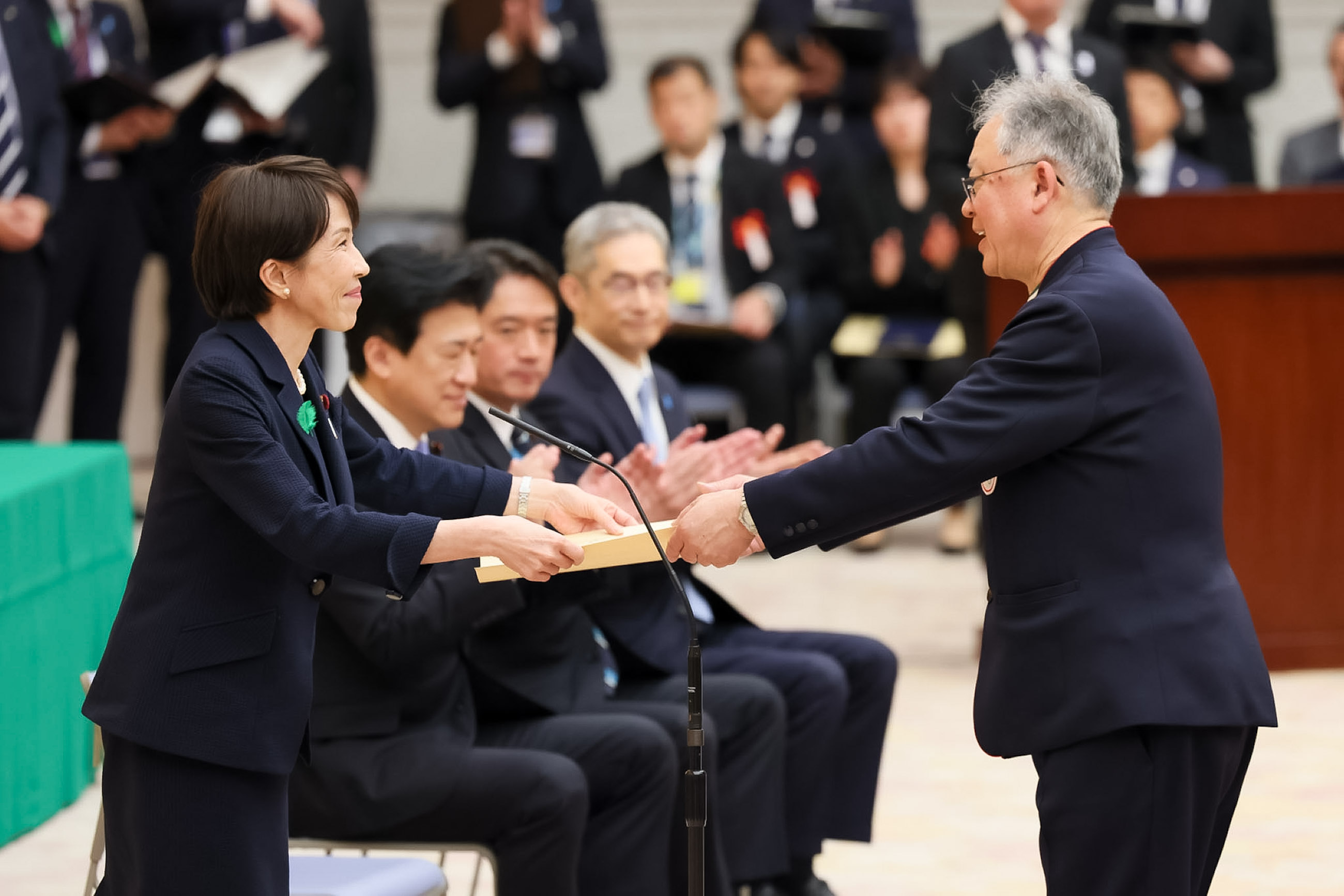 感謝状を授与する高市総理３