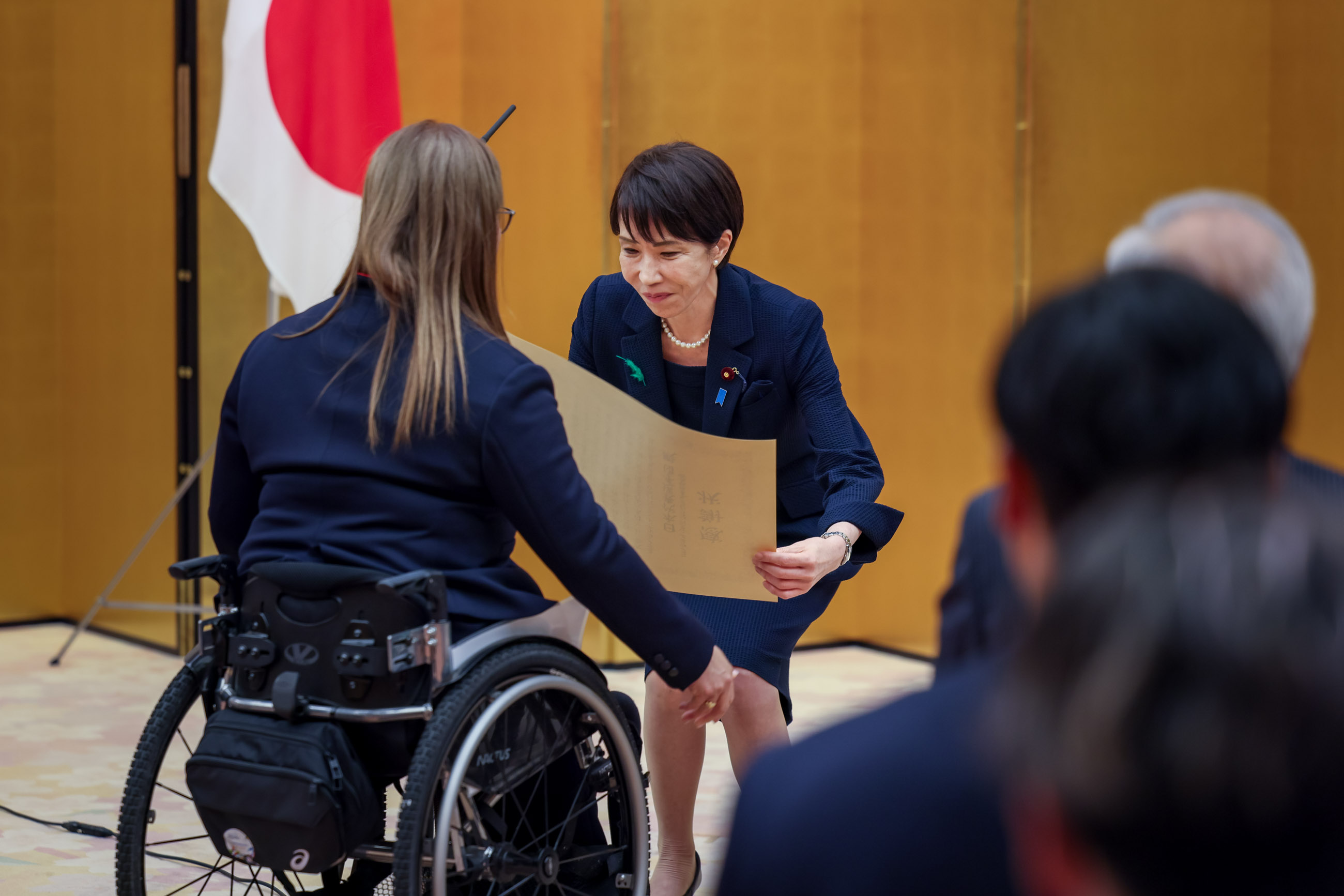 感謝状を授与する高市総理４