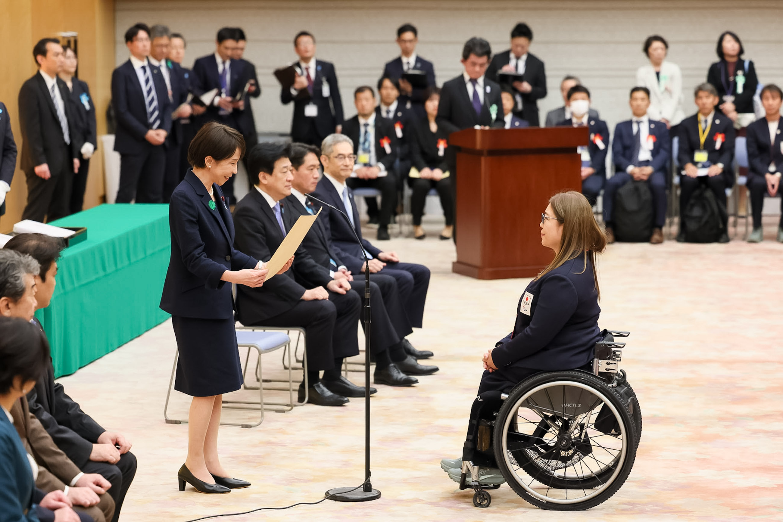 感謝状を授与する高市総理５