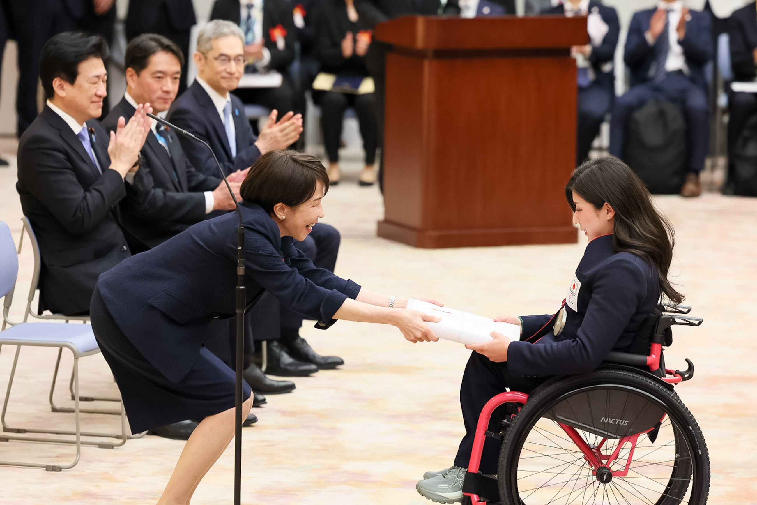 感謝状を授与する高市総理１