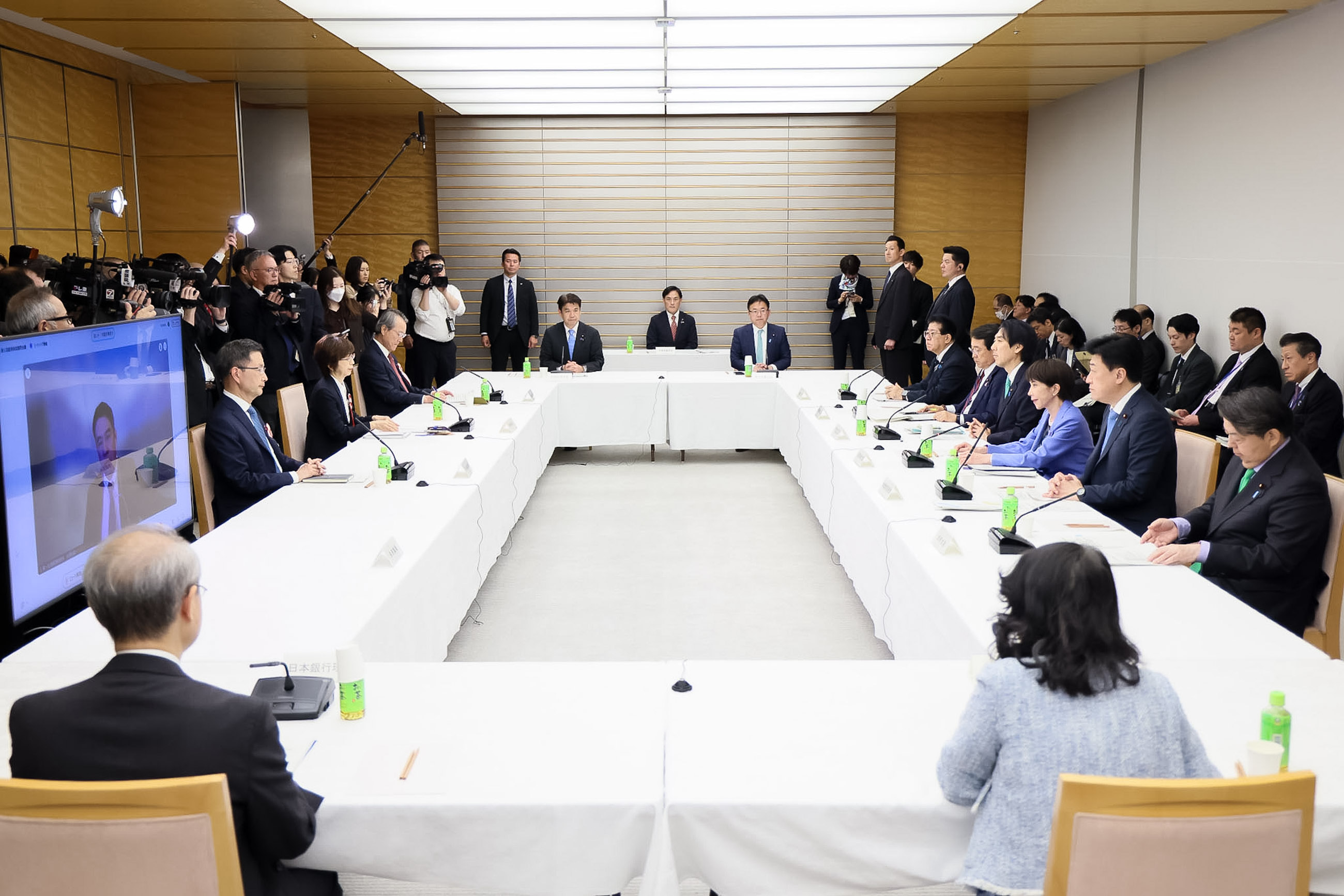 会議のまとめを行う高市総理３