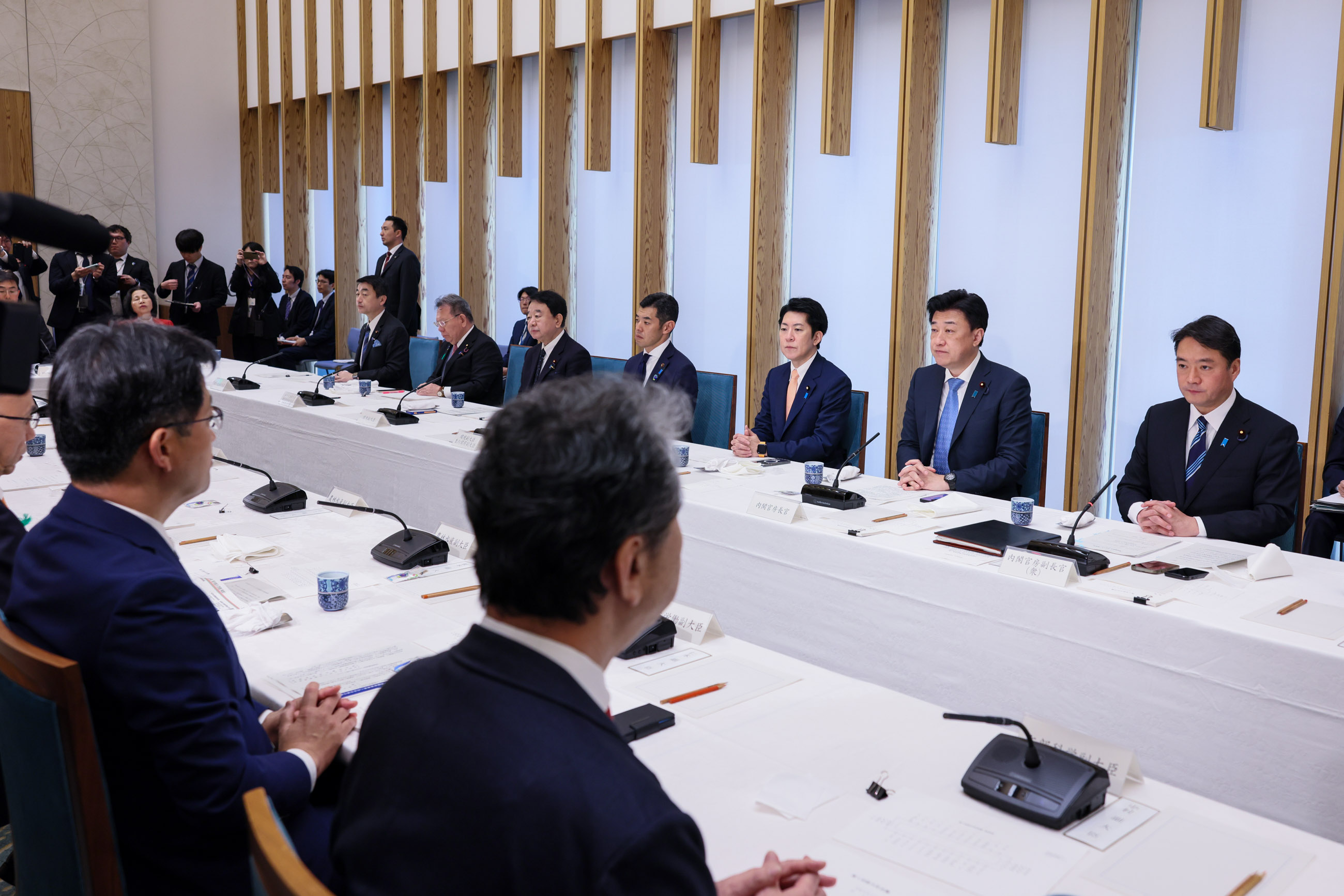 会議に臨む木原官房長官２