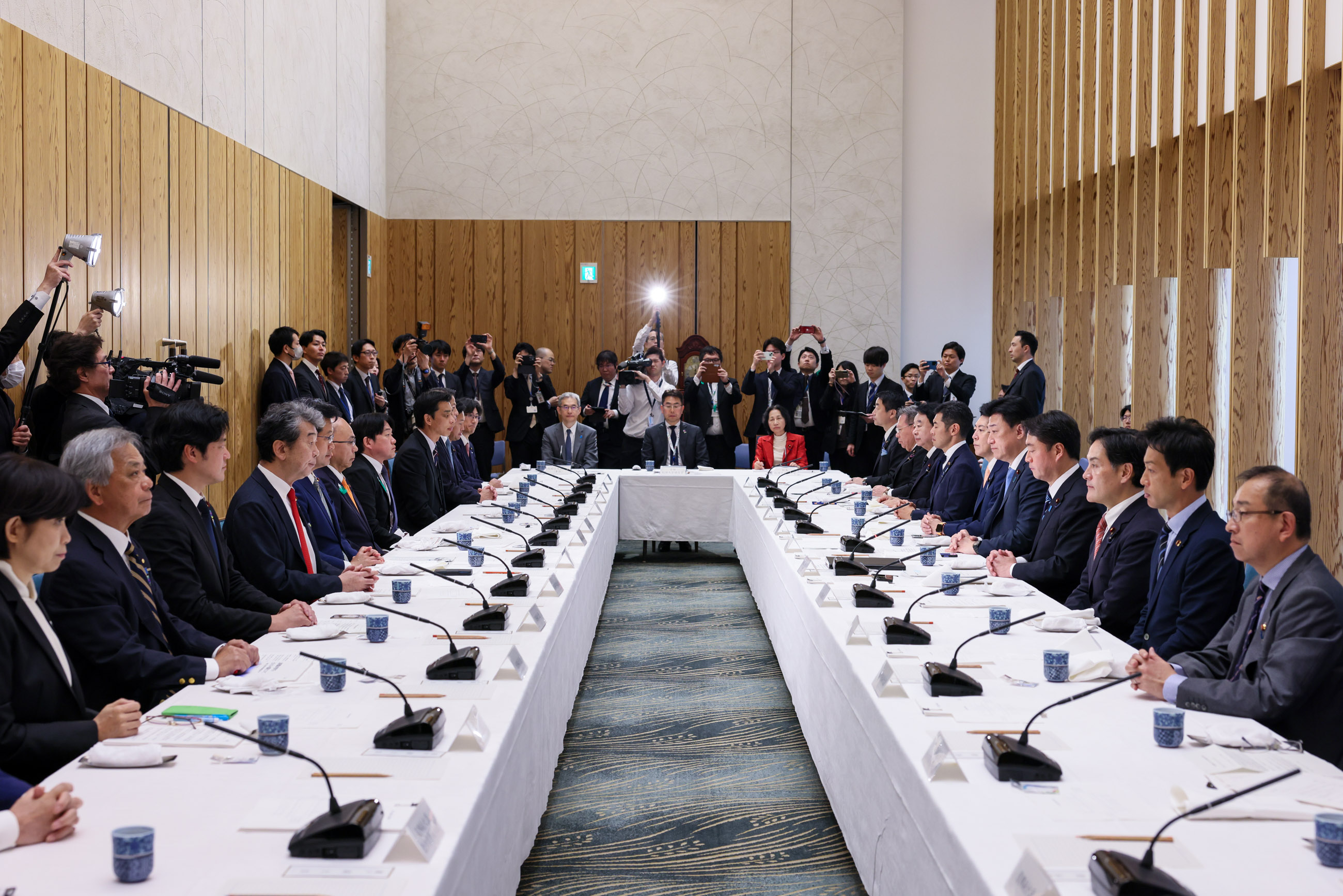 会議に臨む木原官房長官３