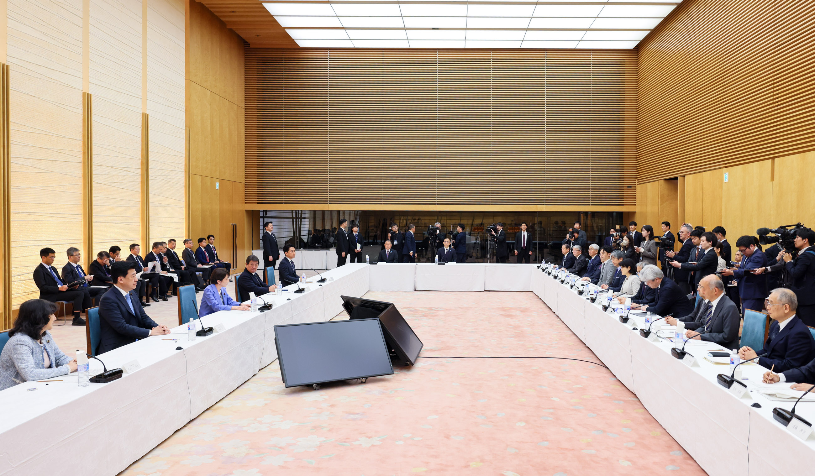 会議のまとめを行う高市総理２