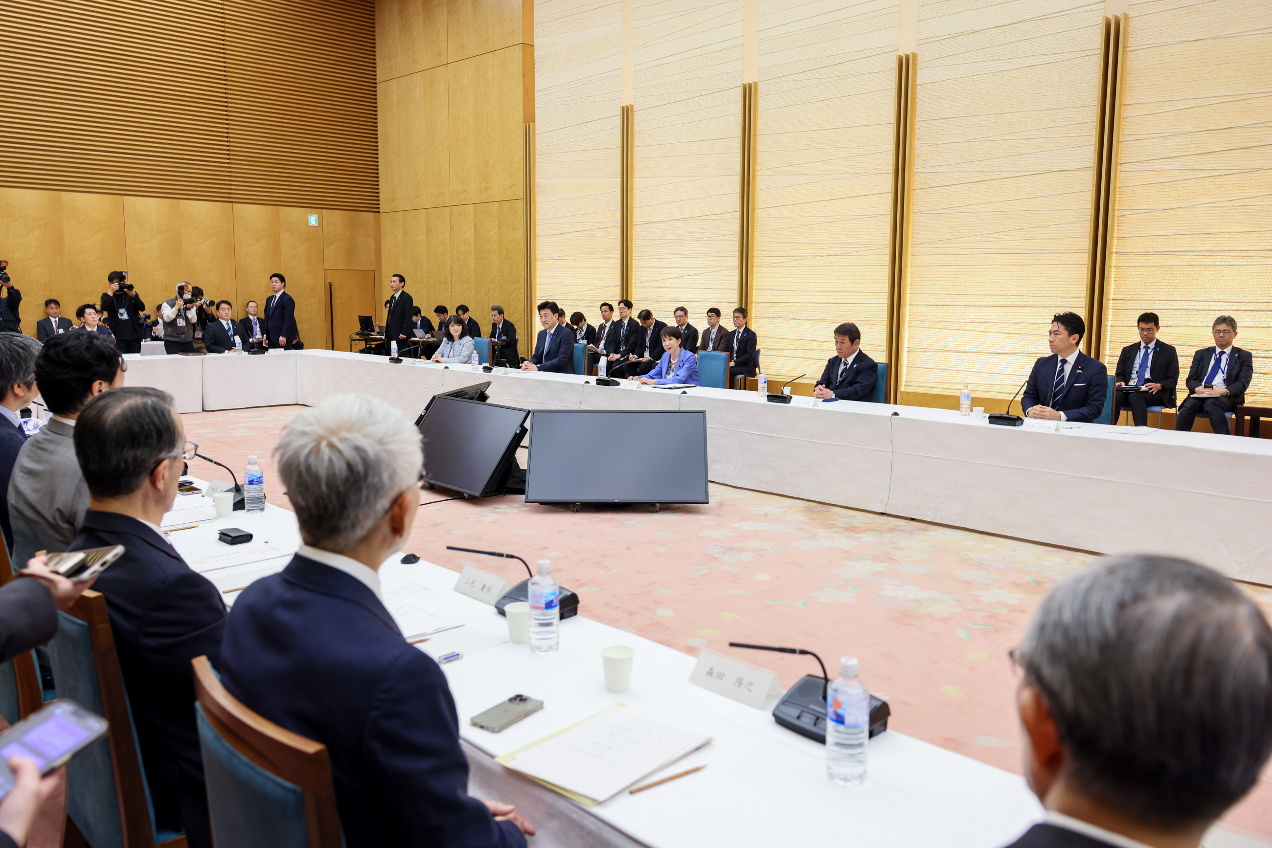 会議のまとめを行う高市総理４