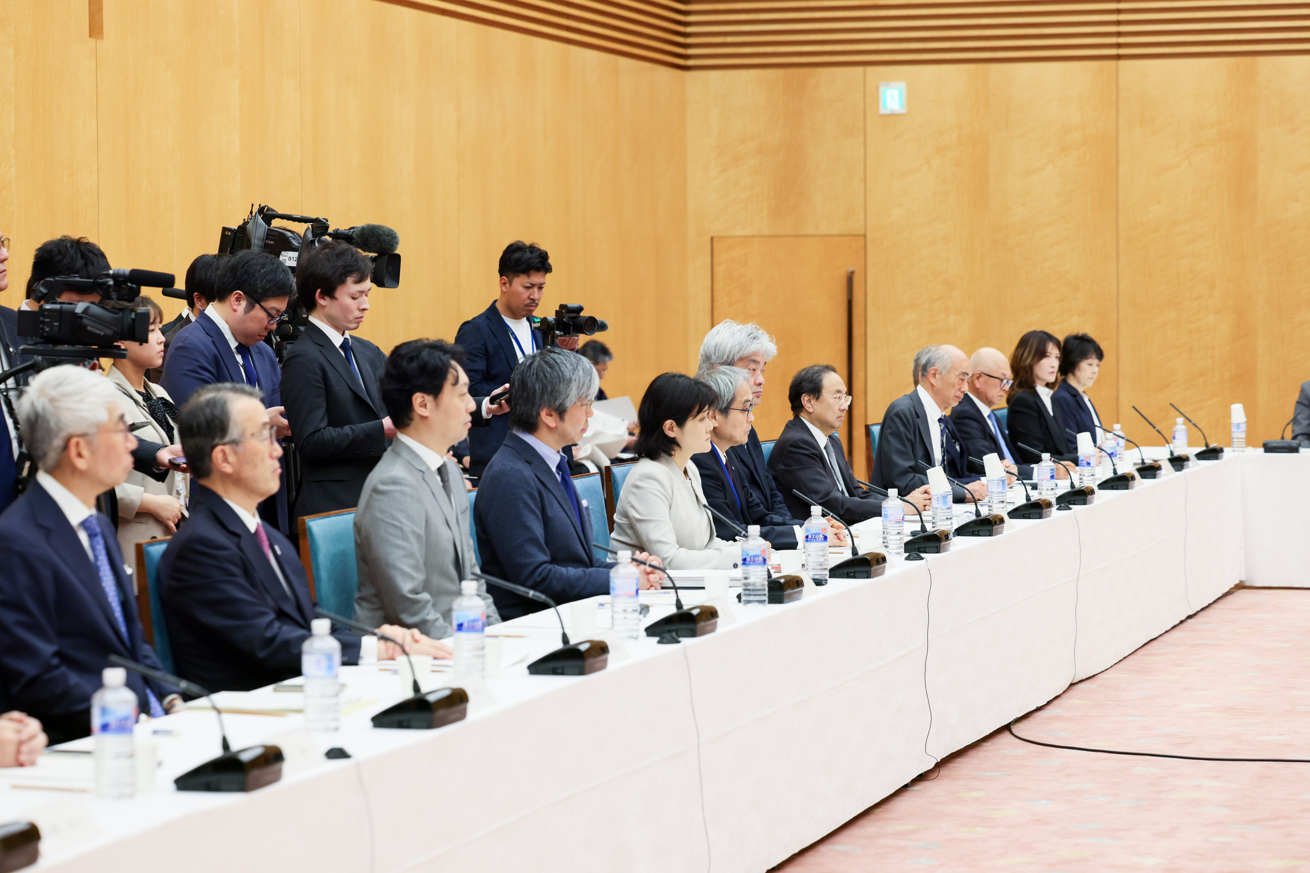 会議のまとめを行う高市総理６