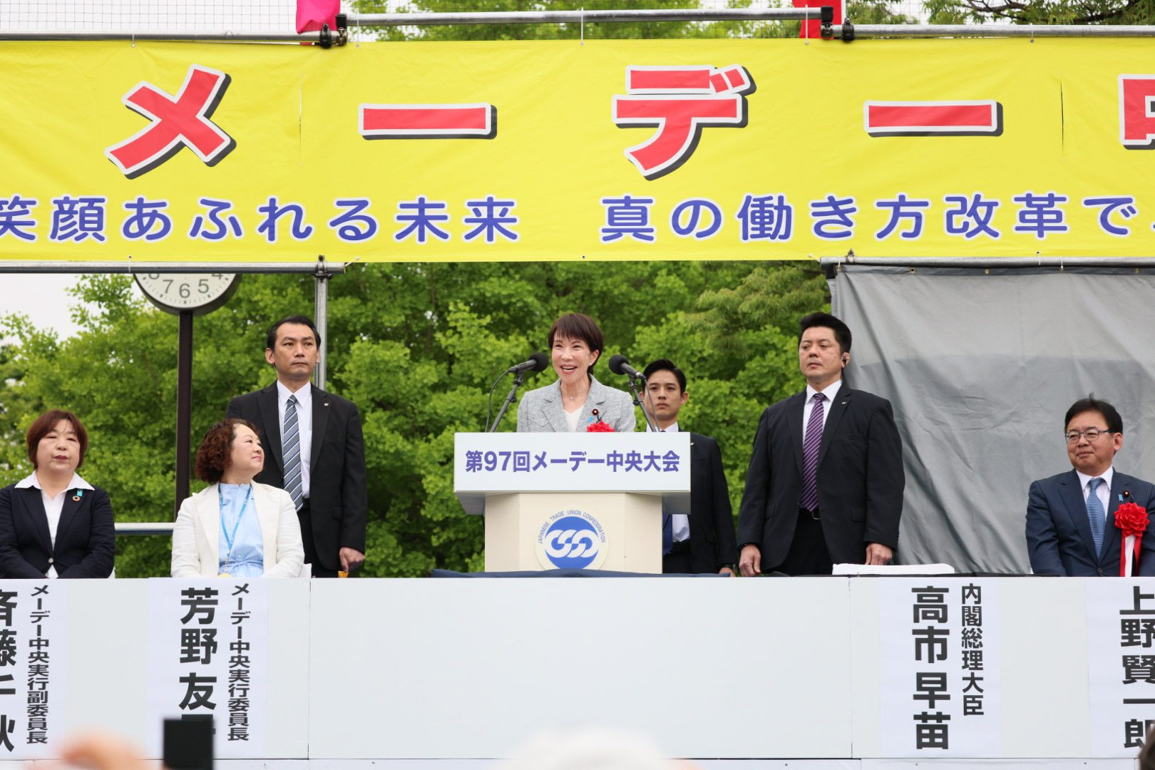 挨拶する高市総理３