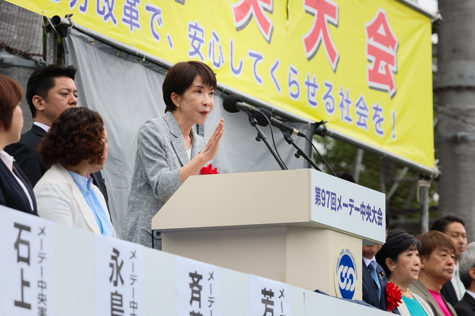 挨拶する高市総理４