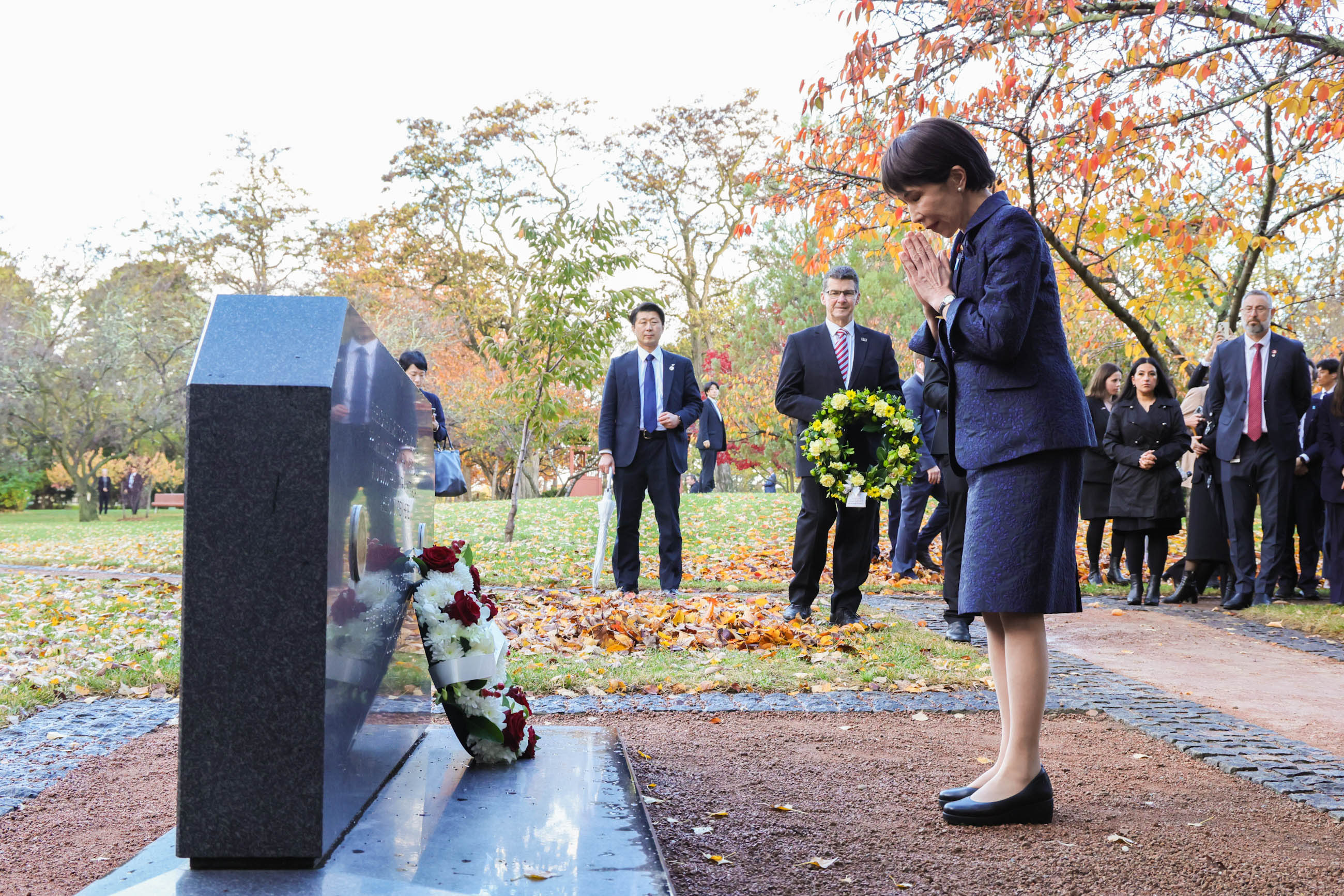 故・安倍晋三総理を追悼する慰霊碑に献花を行う高市総理１