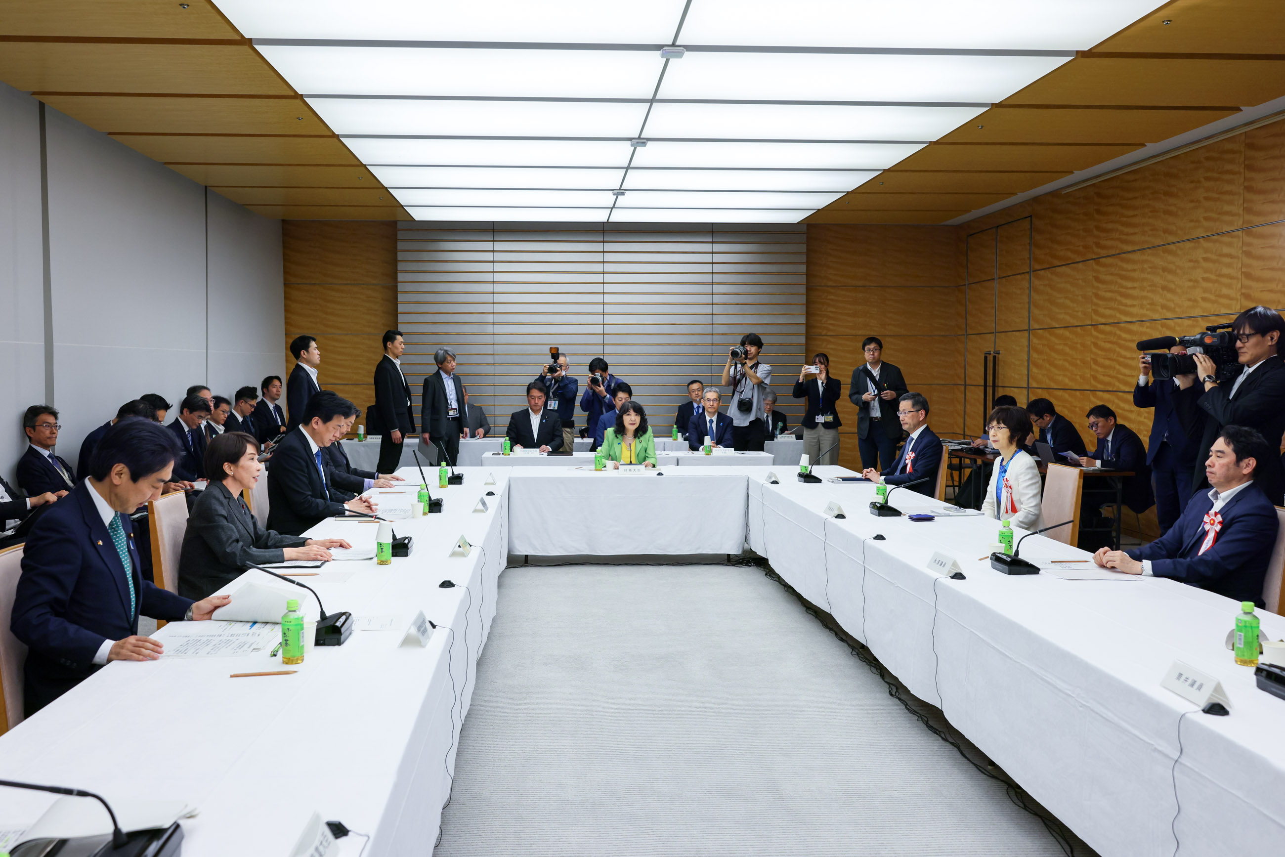 会議のまとめを行う高市総理２
