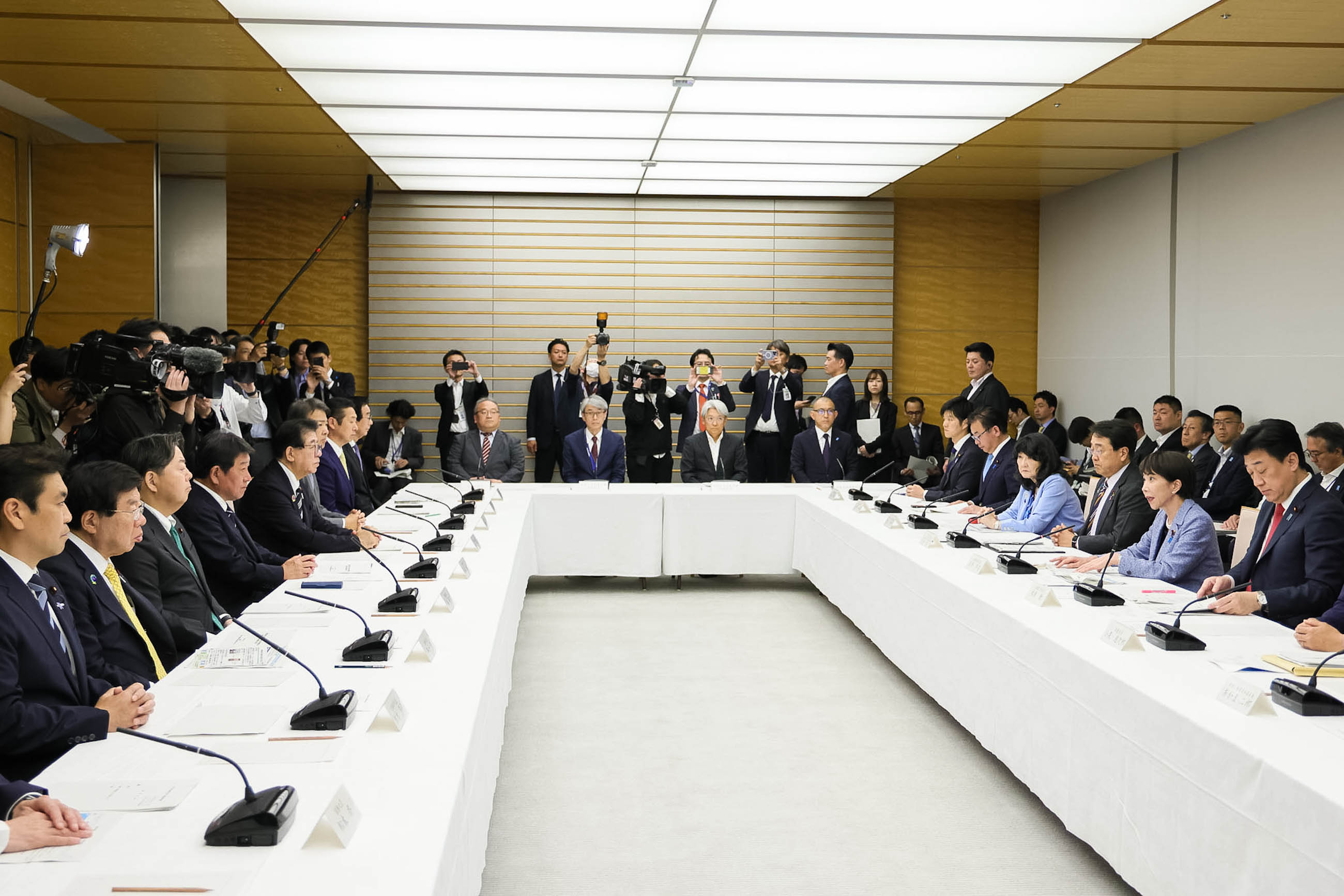 会議のまとめを行う高市総理２