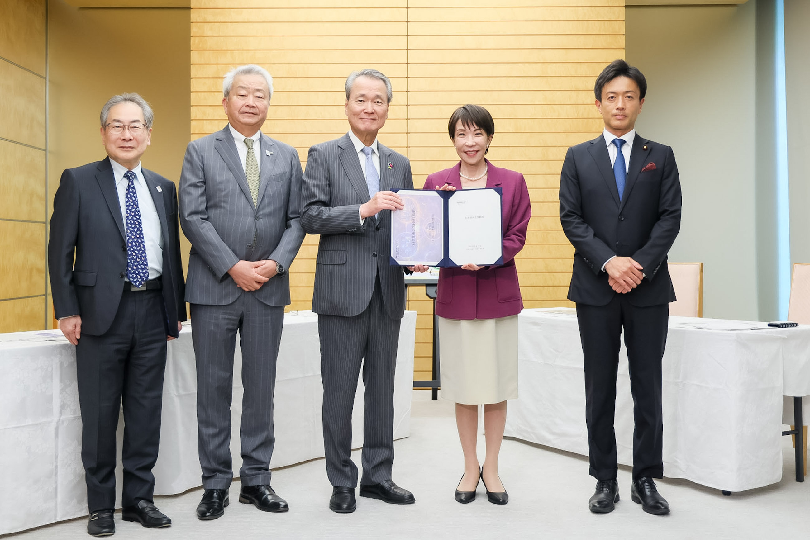 提言を受け取る高市総理１