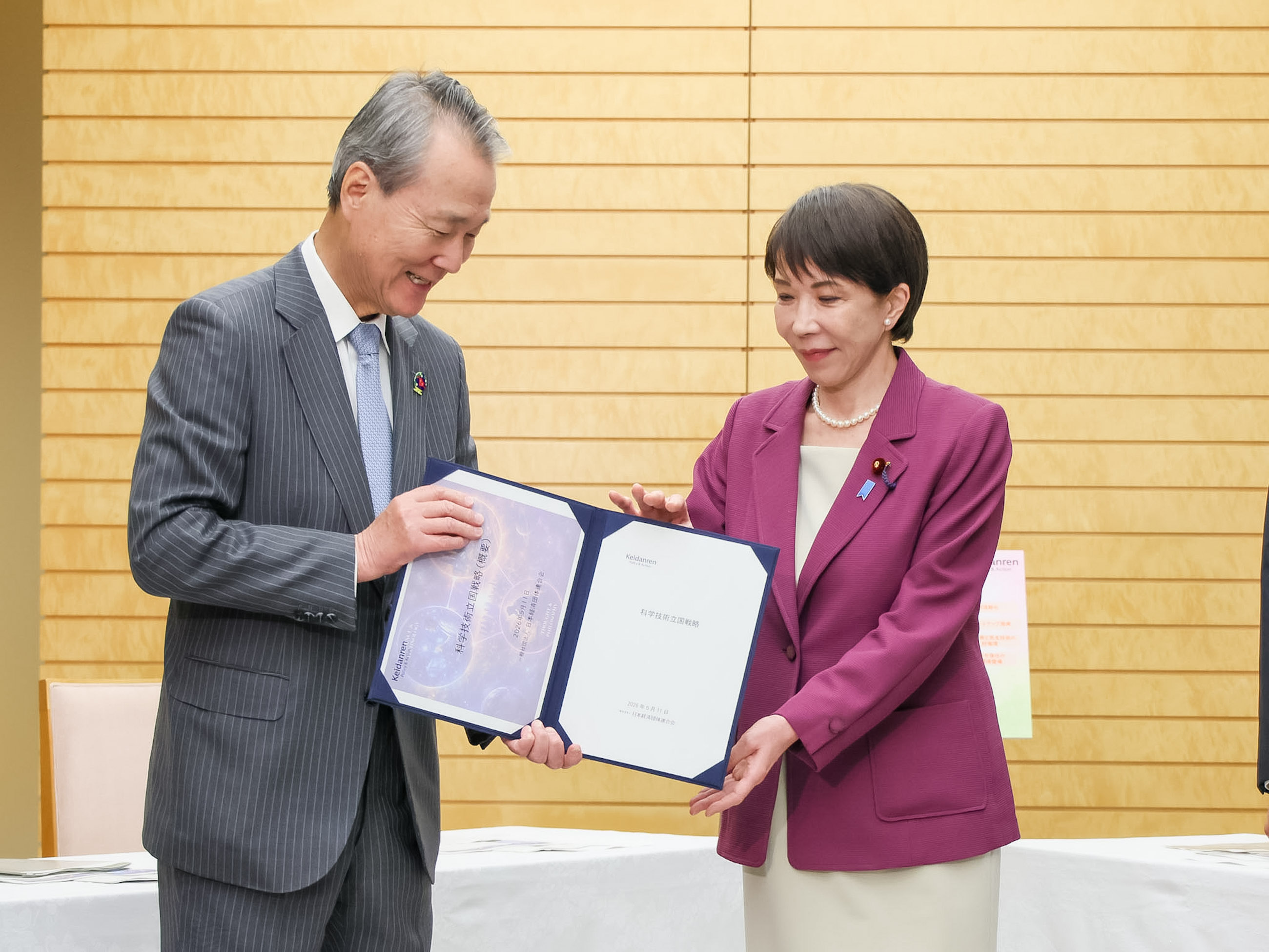 提言を受け取る高市総理２