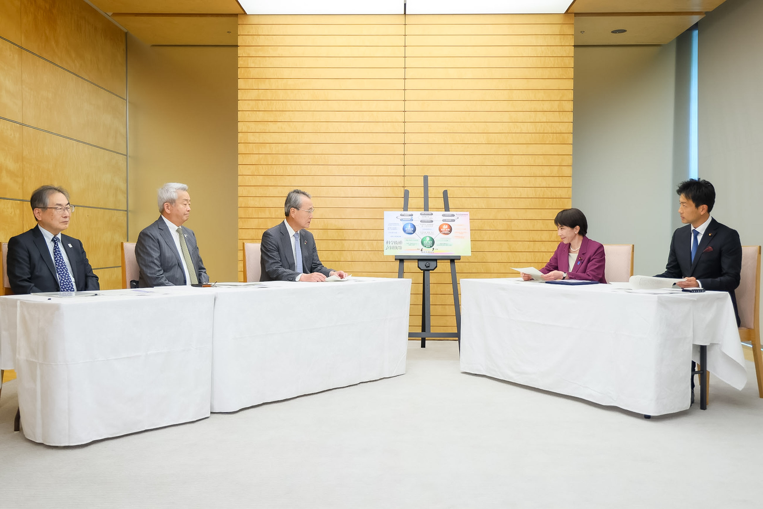 提言を受け取る高市総理３