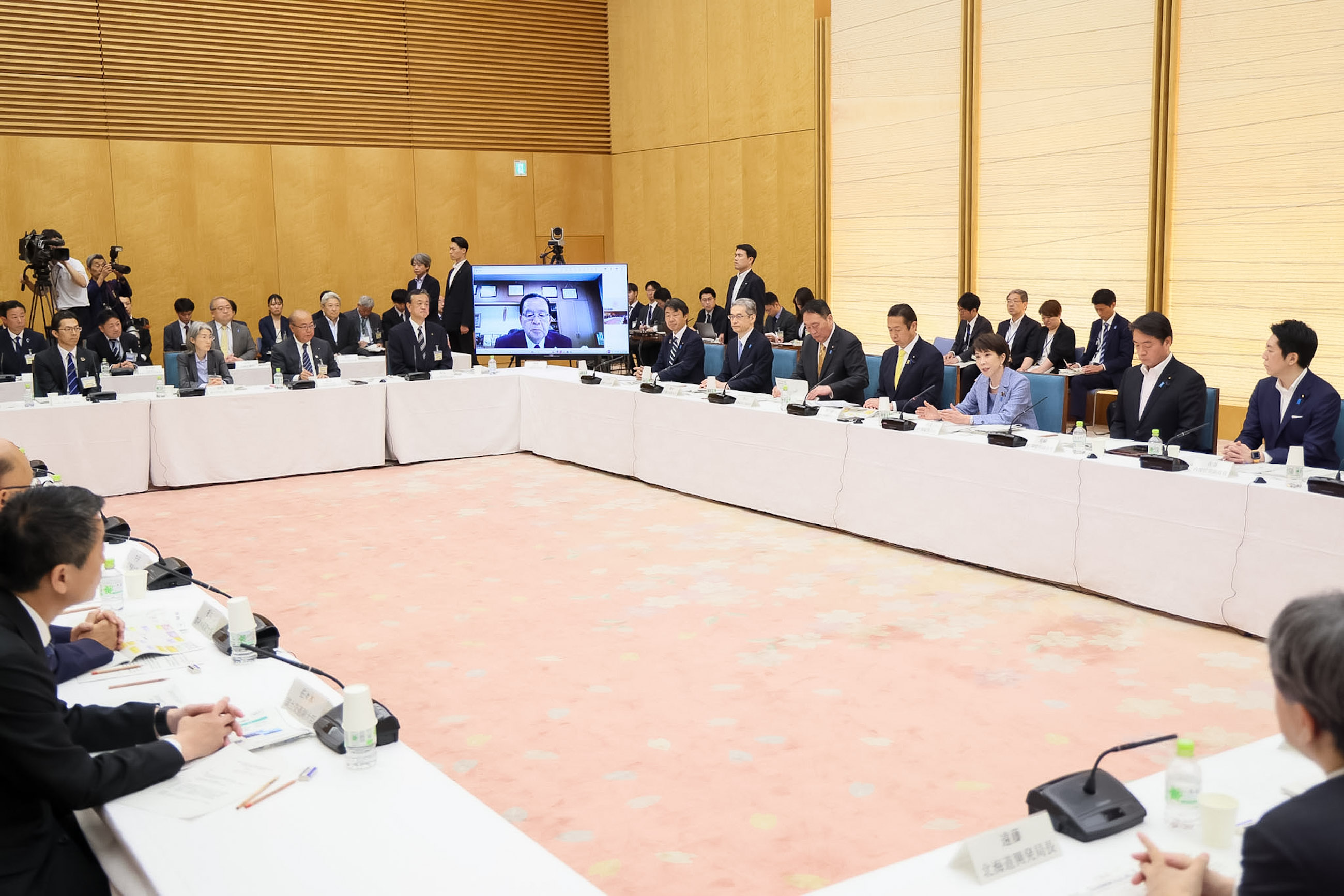 会議のまとめを行う高市総理３