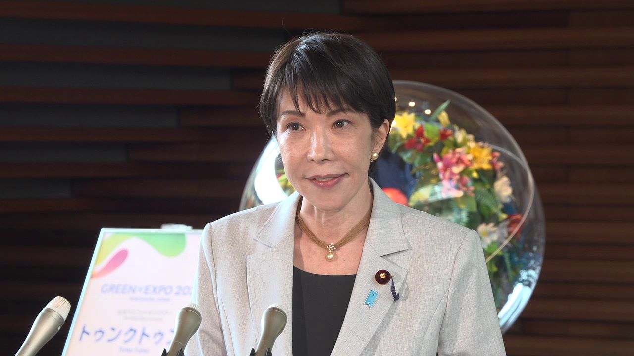 記者の質問に答える高市総理