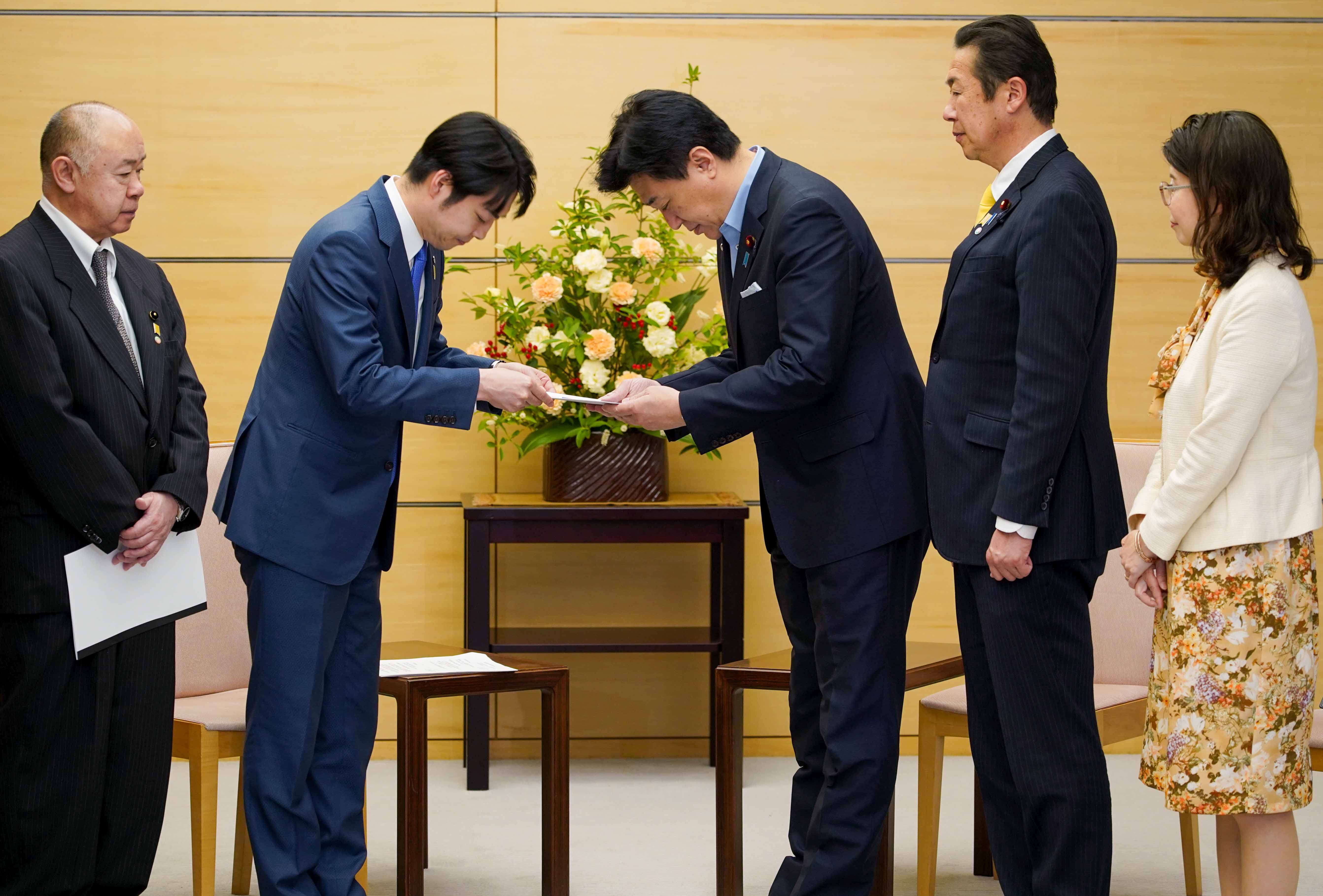 要請を受ける木原官房長官２