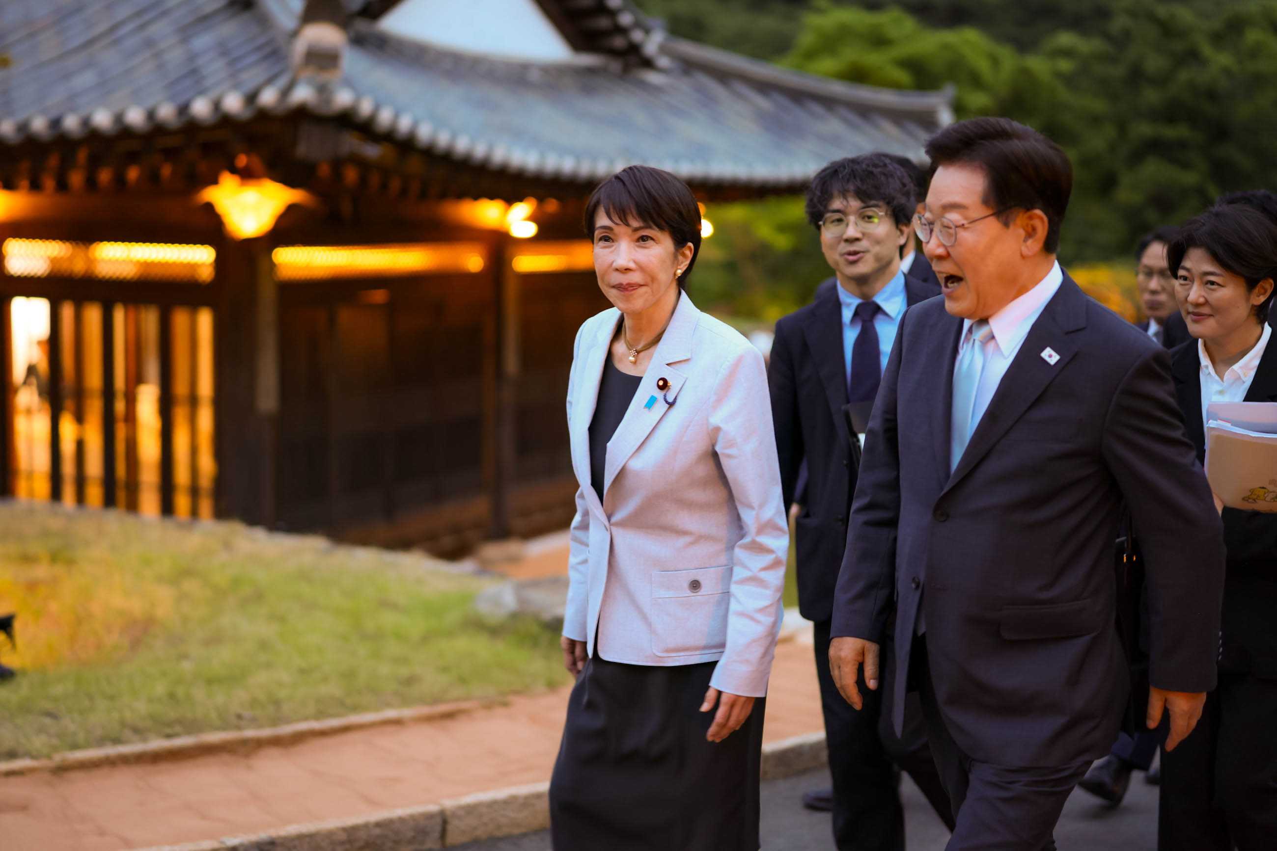 親睦行事に臨む両首脳３
