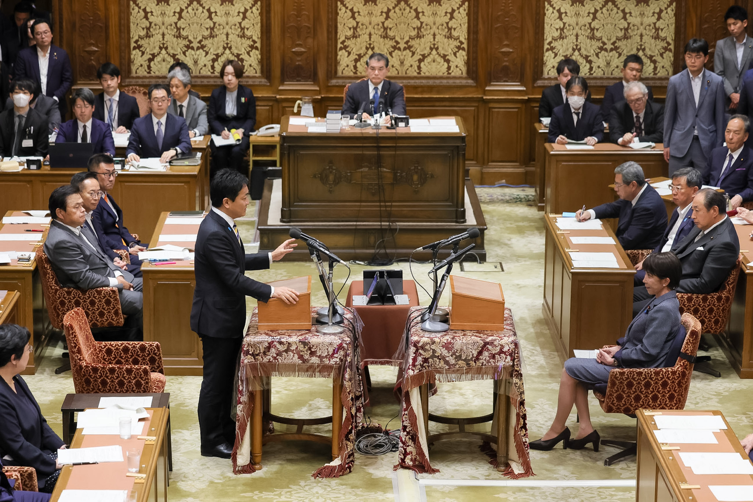 発言を聞く高市総理