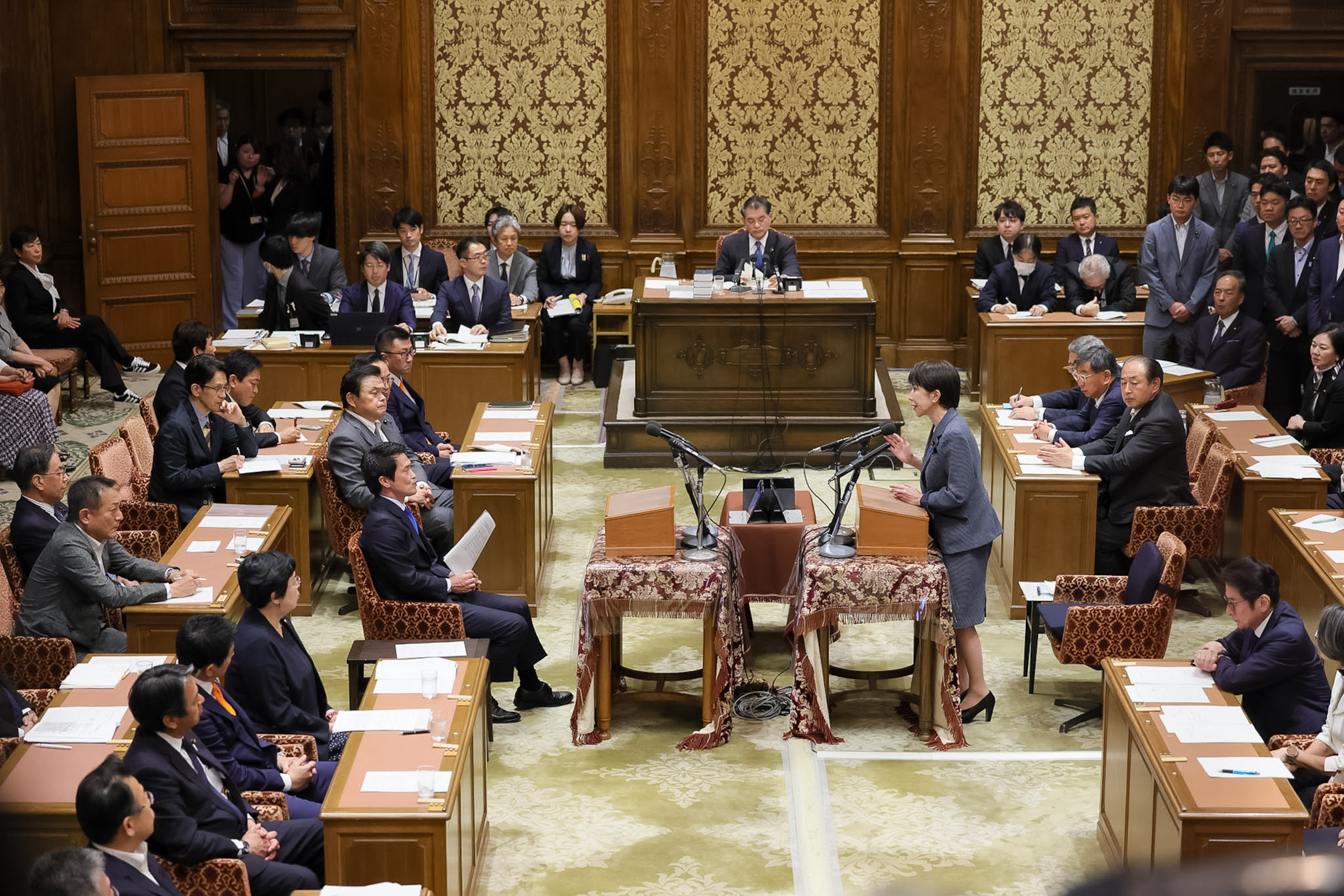 発言する高市総理３