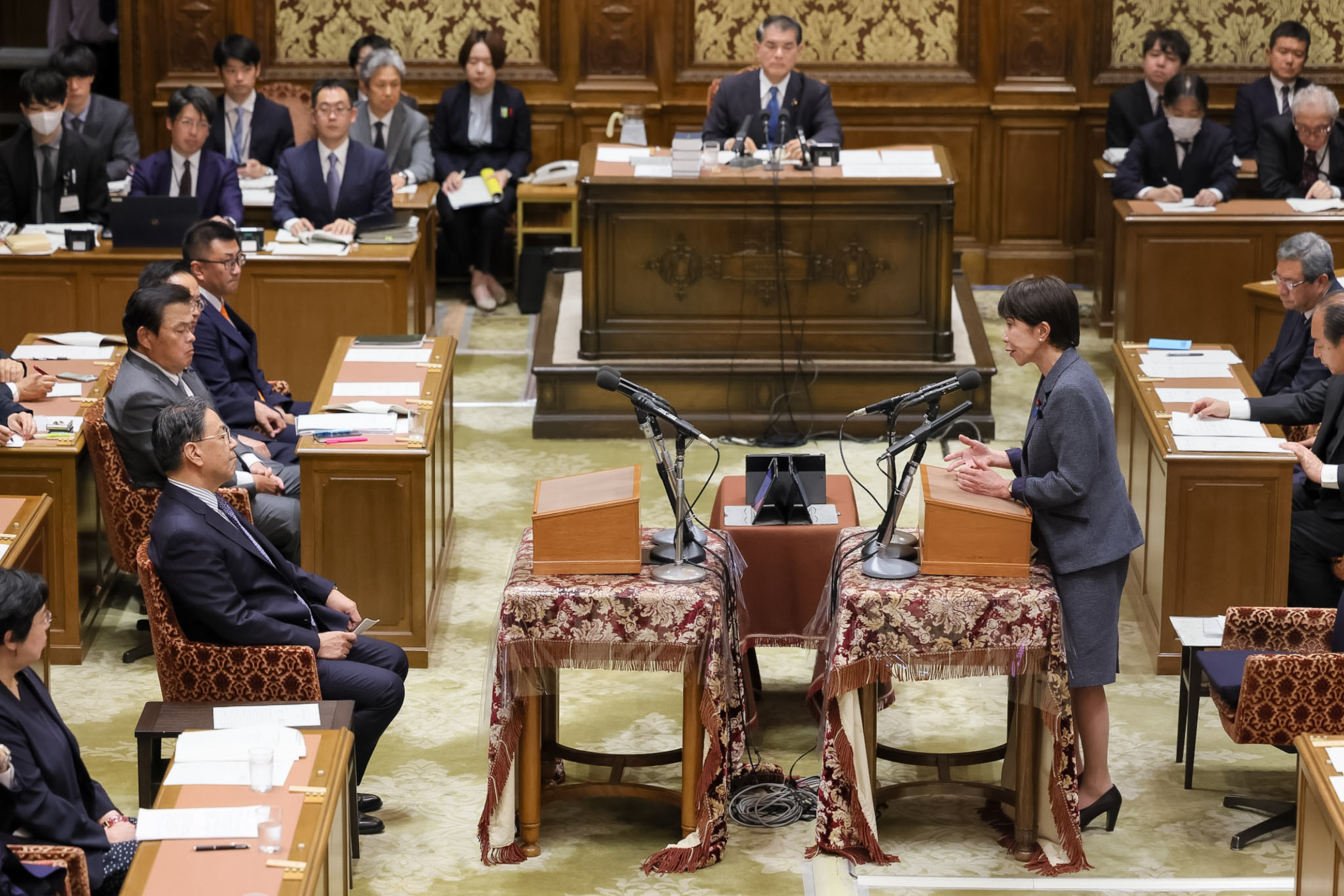 発言する高市総理４