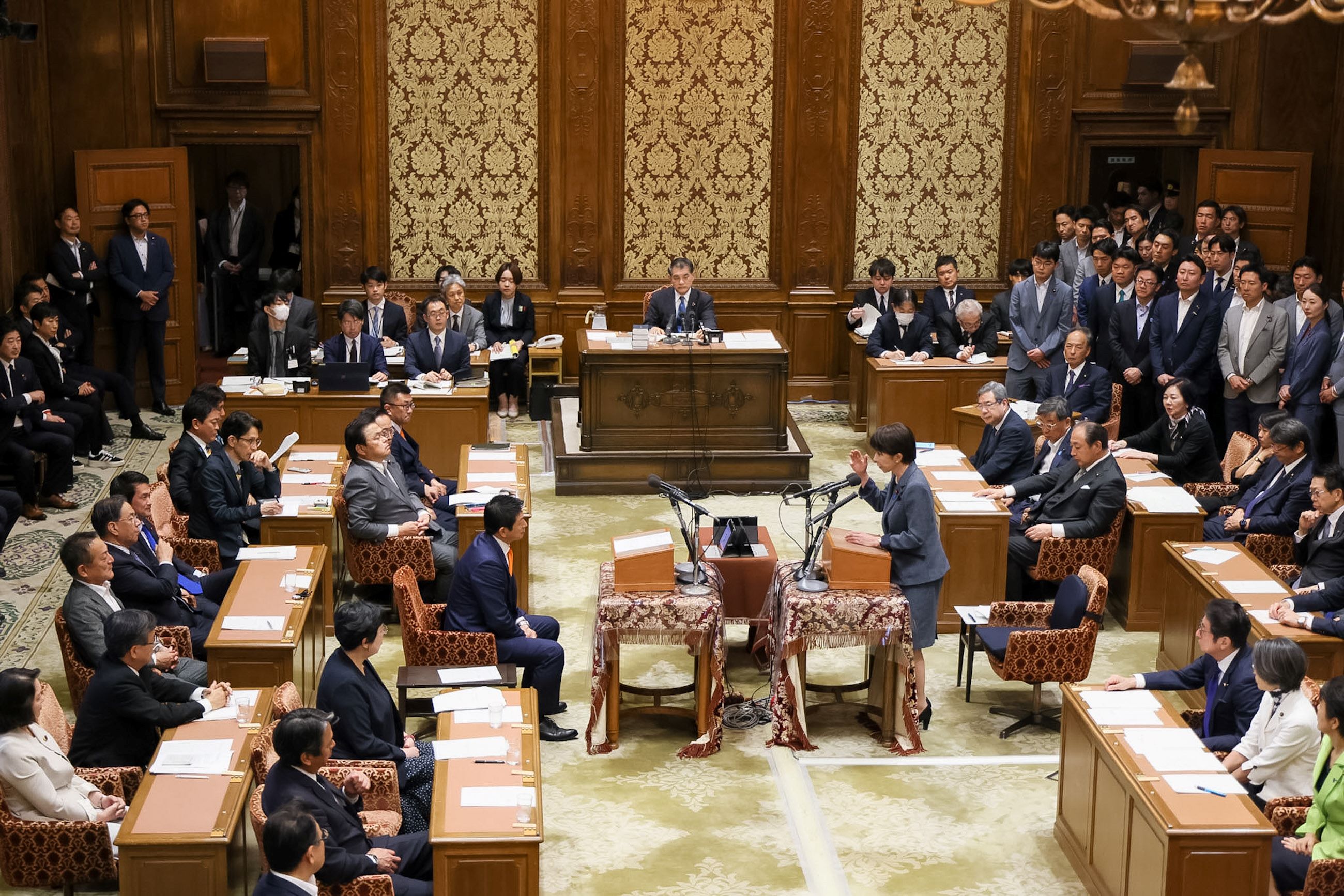 発言する高市総理５