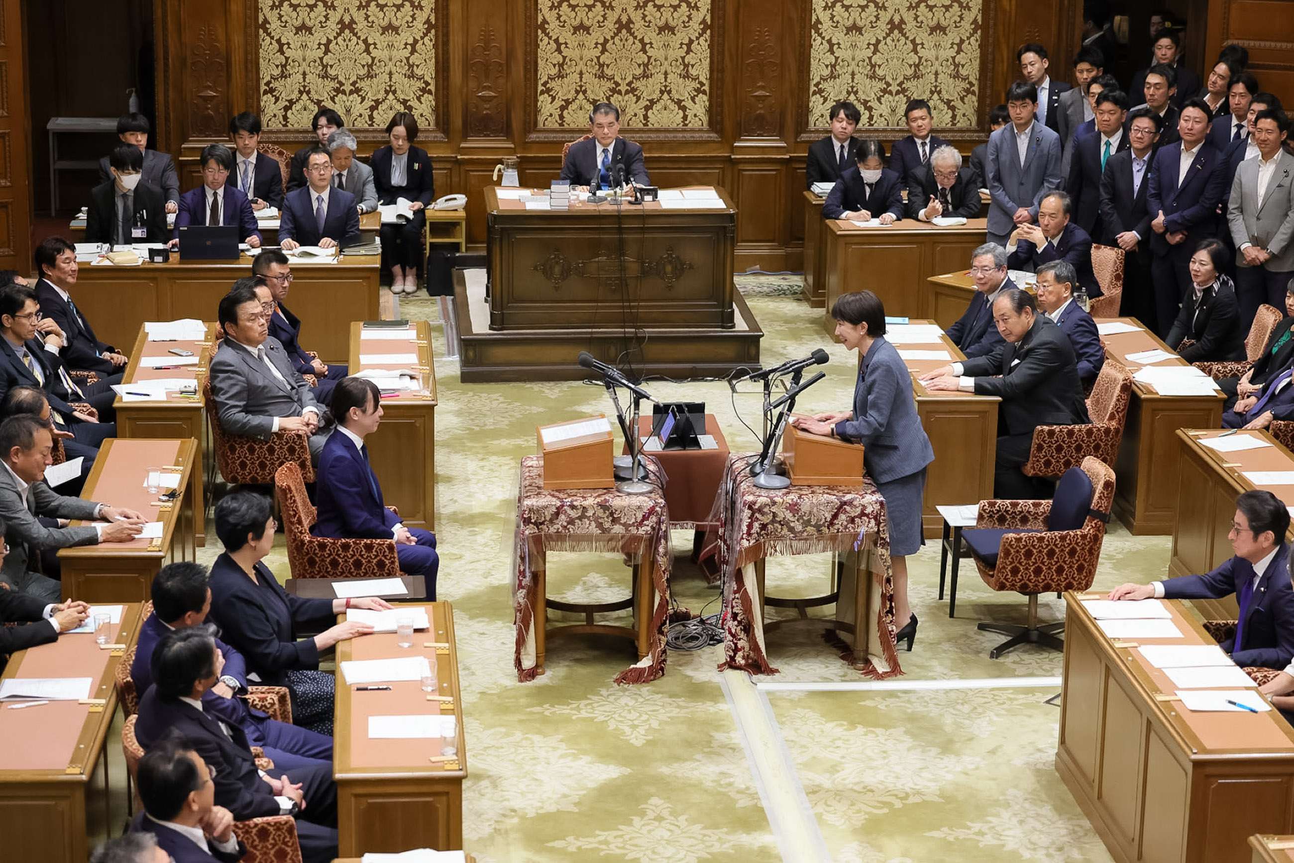 発言する高市総理７