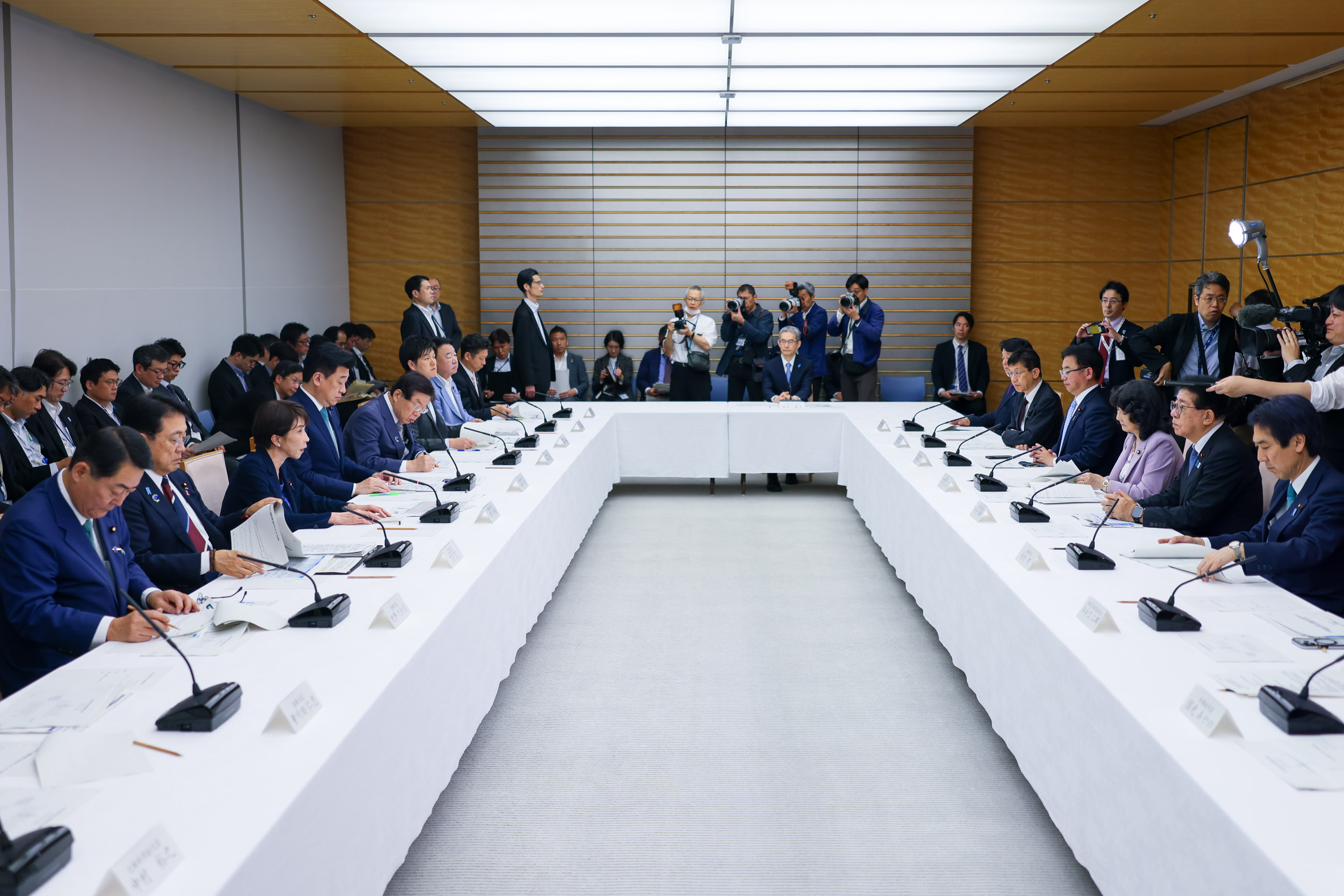 会議のまとめを行う高市総理４