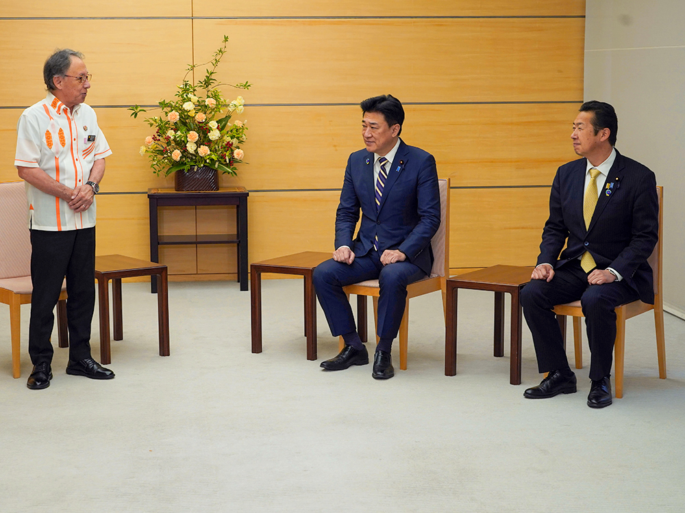 贈呈を受ける木原官房長官２