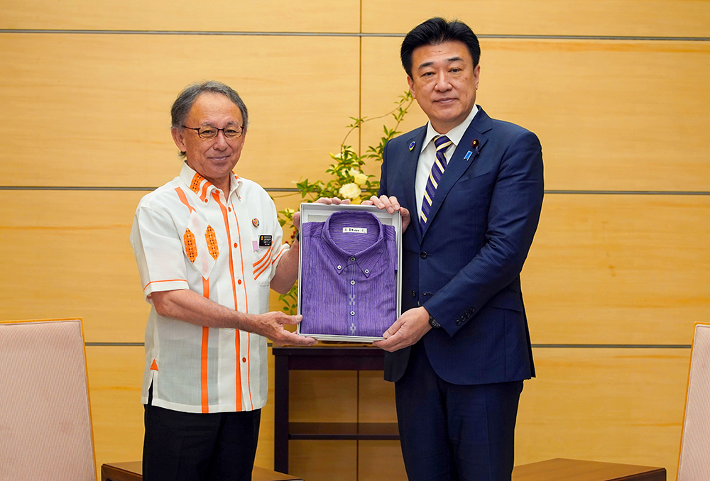 贈呈を受ける木原官房長官３