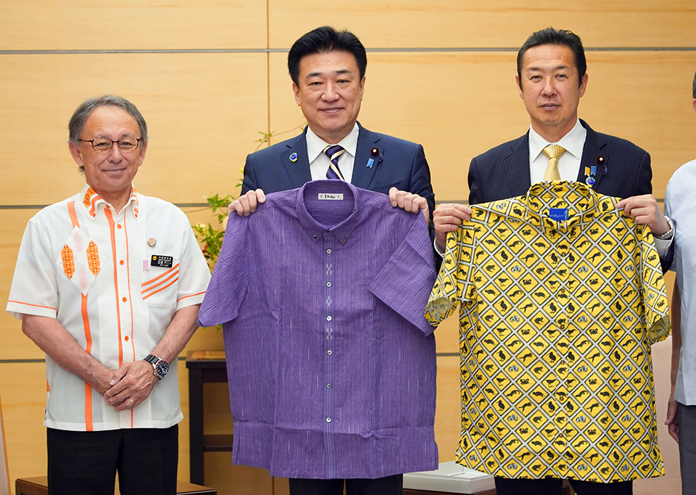 贈呈を受ける木原官房長官４