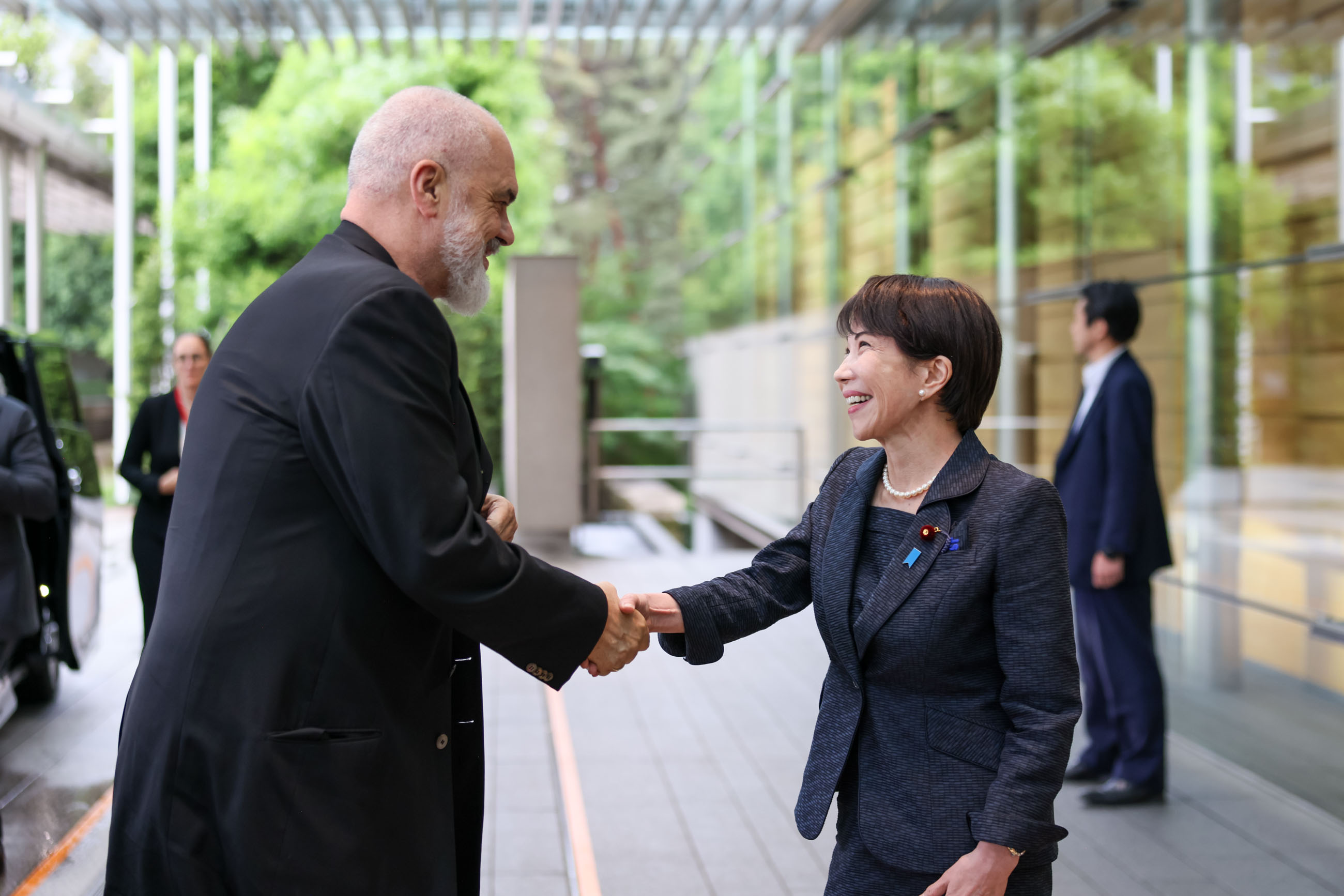 エディ・ラマ首相を出迎える高市首相