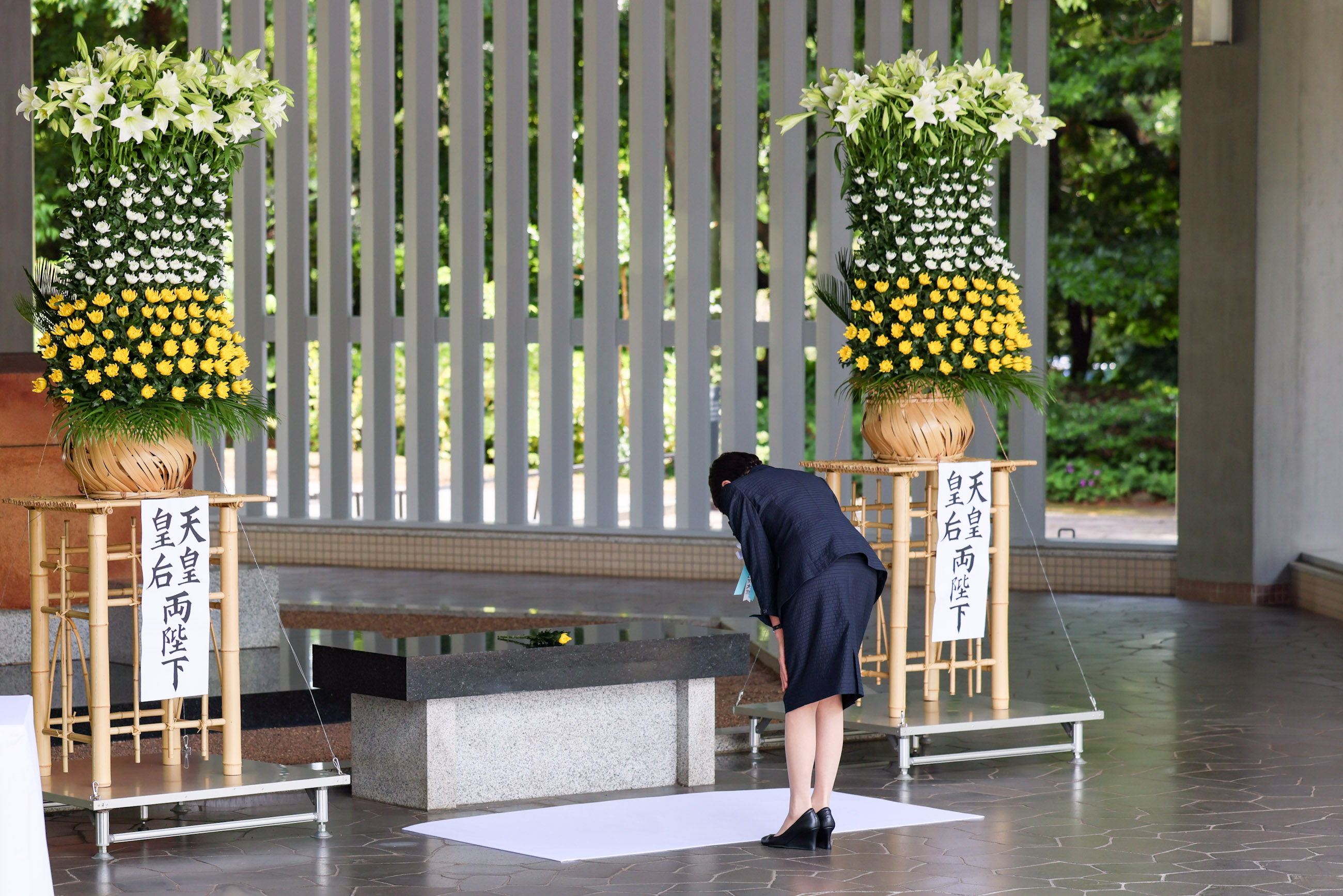 献花する高市総理１