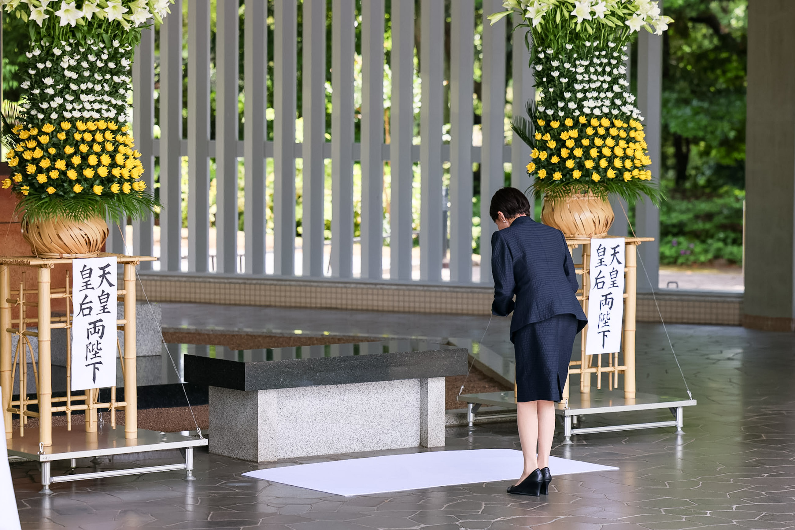 献花する高市総理５