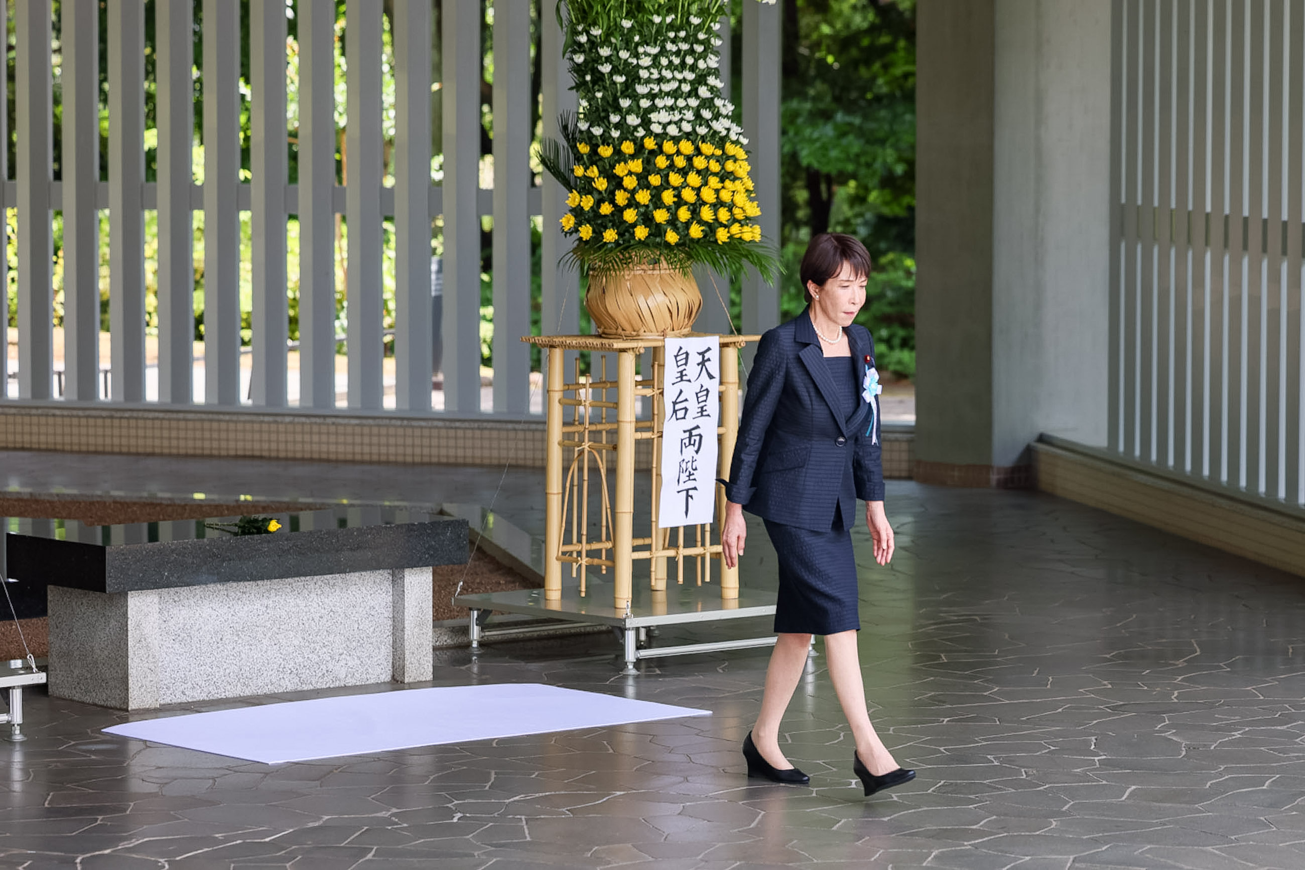 献花する高市総理７