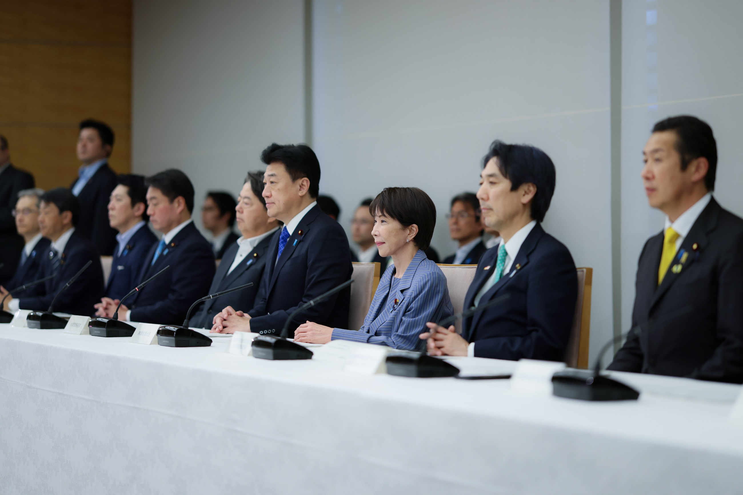 会議に臨む高市総理１