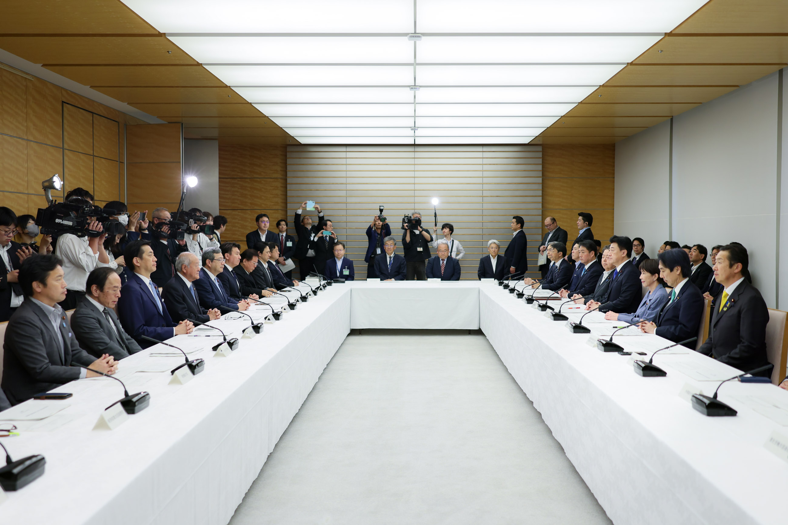 会議に臨む高市総理２
