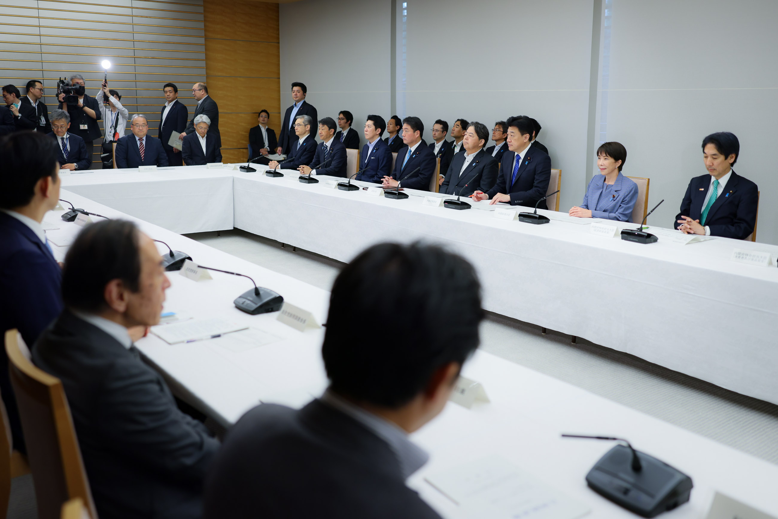 会議に臨む高市総理３