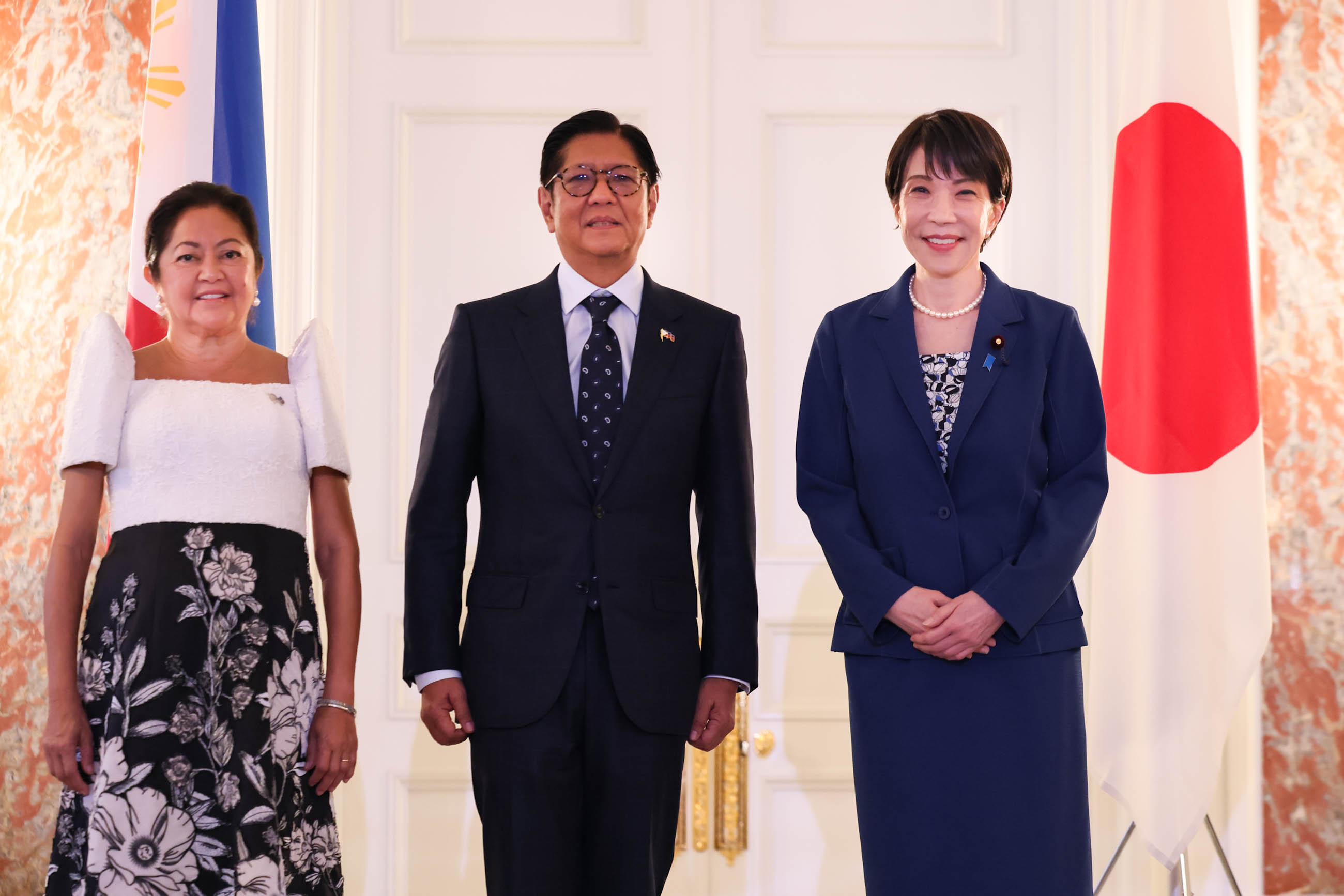 マルコス大統領夫妻を出迎える高市総理１